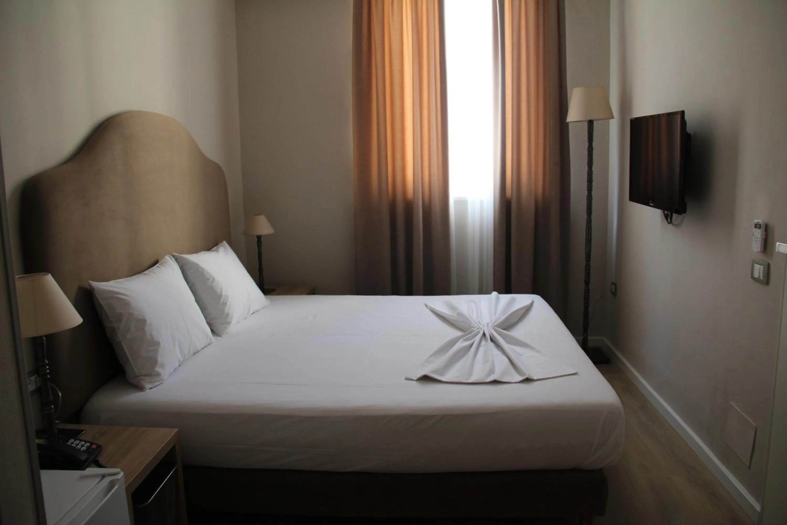 Bedroom, Bed in Hotel Hermes Tirana