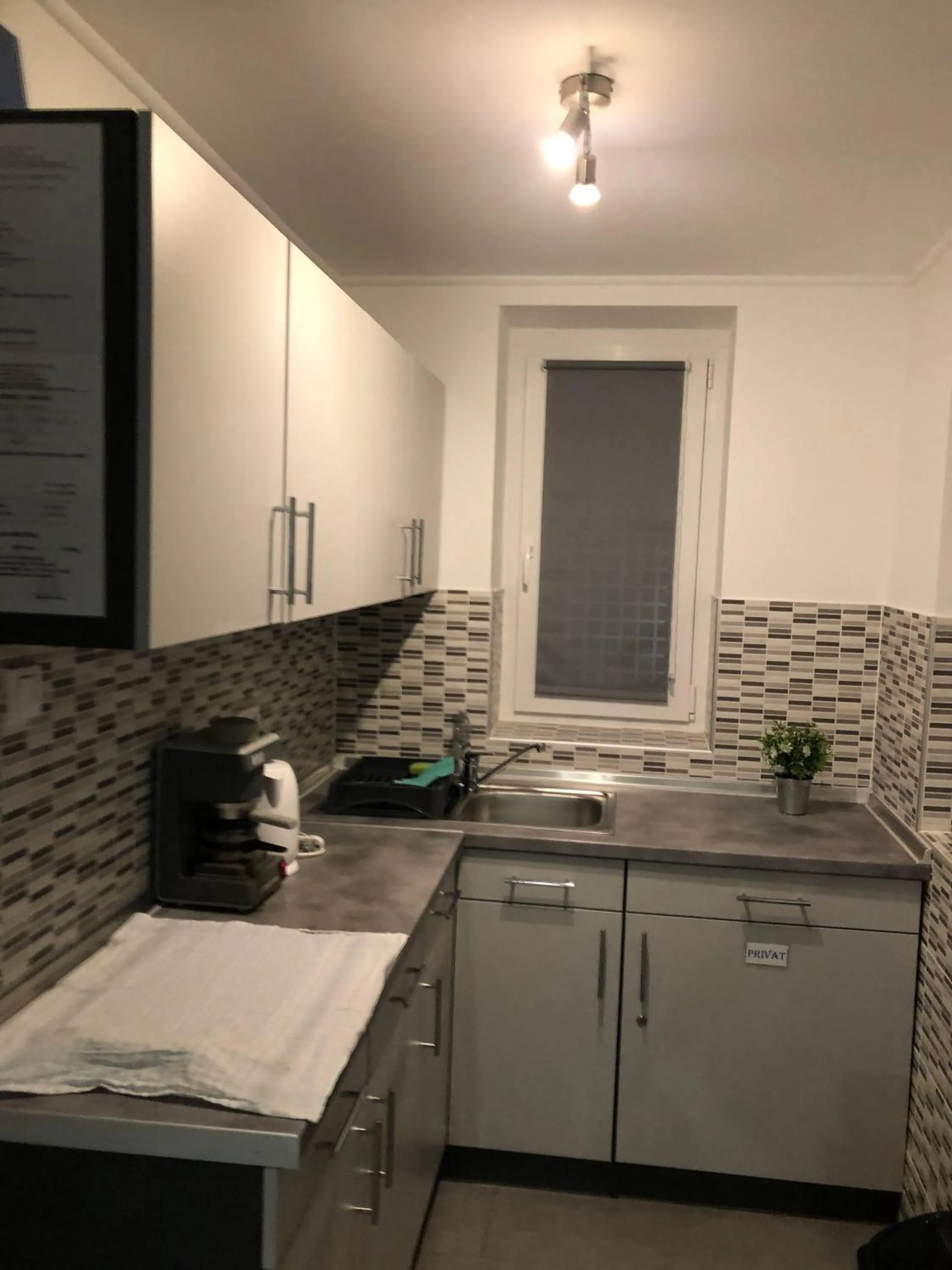 Kitchen or kitchenette in Heni Apartment