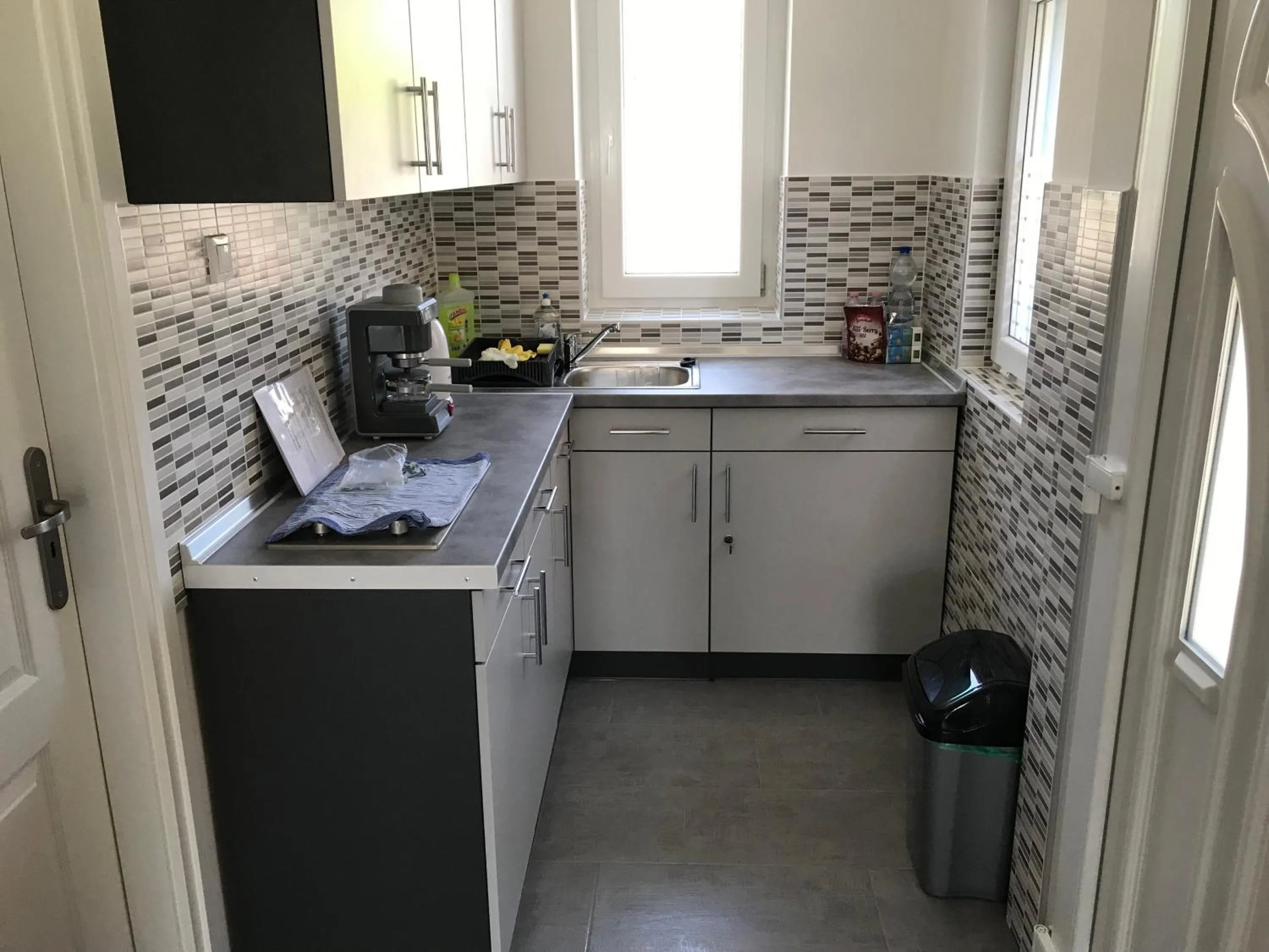 Coffee/tea facilities in Heni Apartment