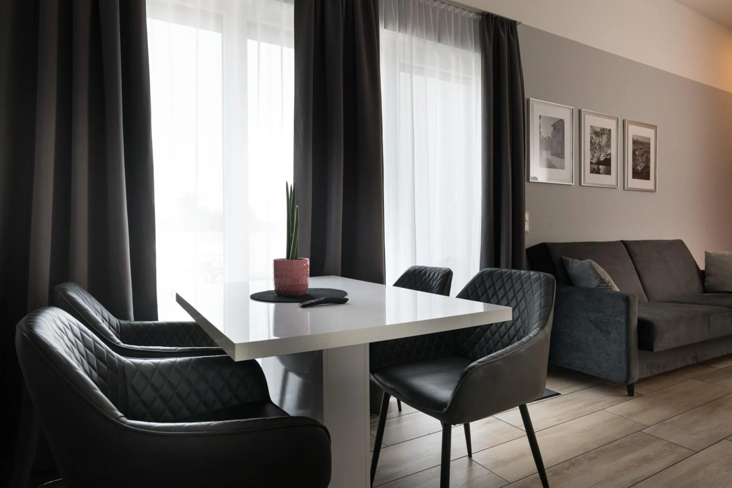 Dining area in GLEUEL INN - digital hotel & serviced apartments & boardinghouse mit voll ausgestatteten Küchen