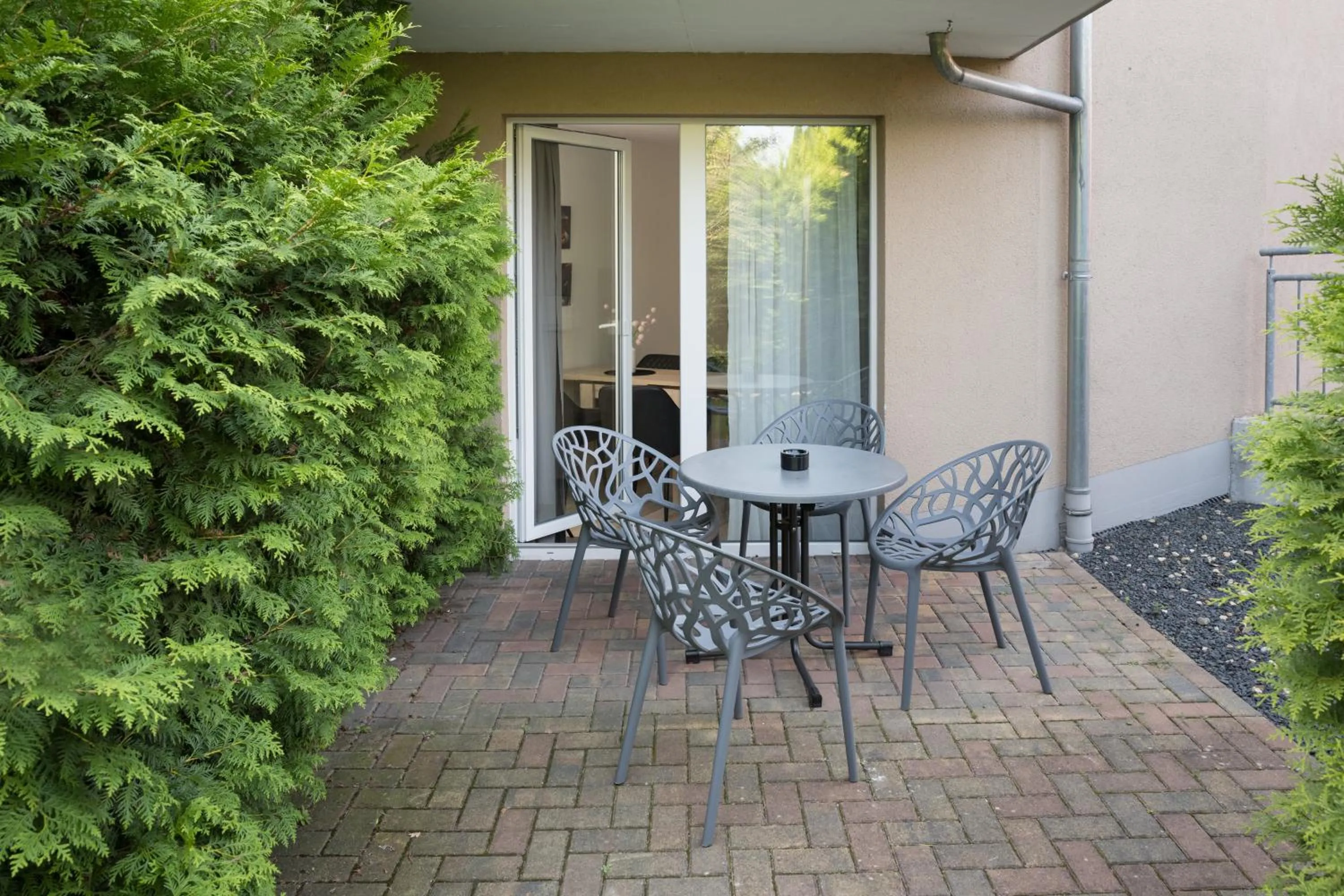 Garden view in GLEUEL INN - digital hotel & serviced apartments & boardinghouse mit voll ausgestatteten Küchen