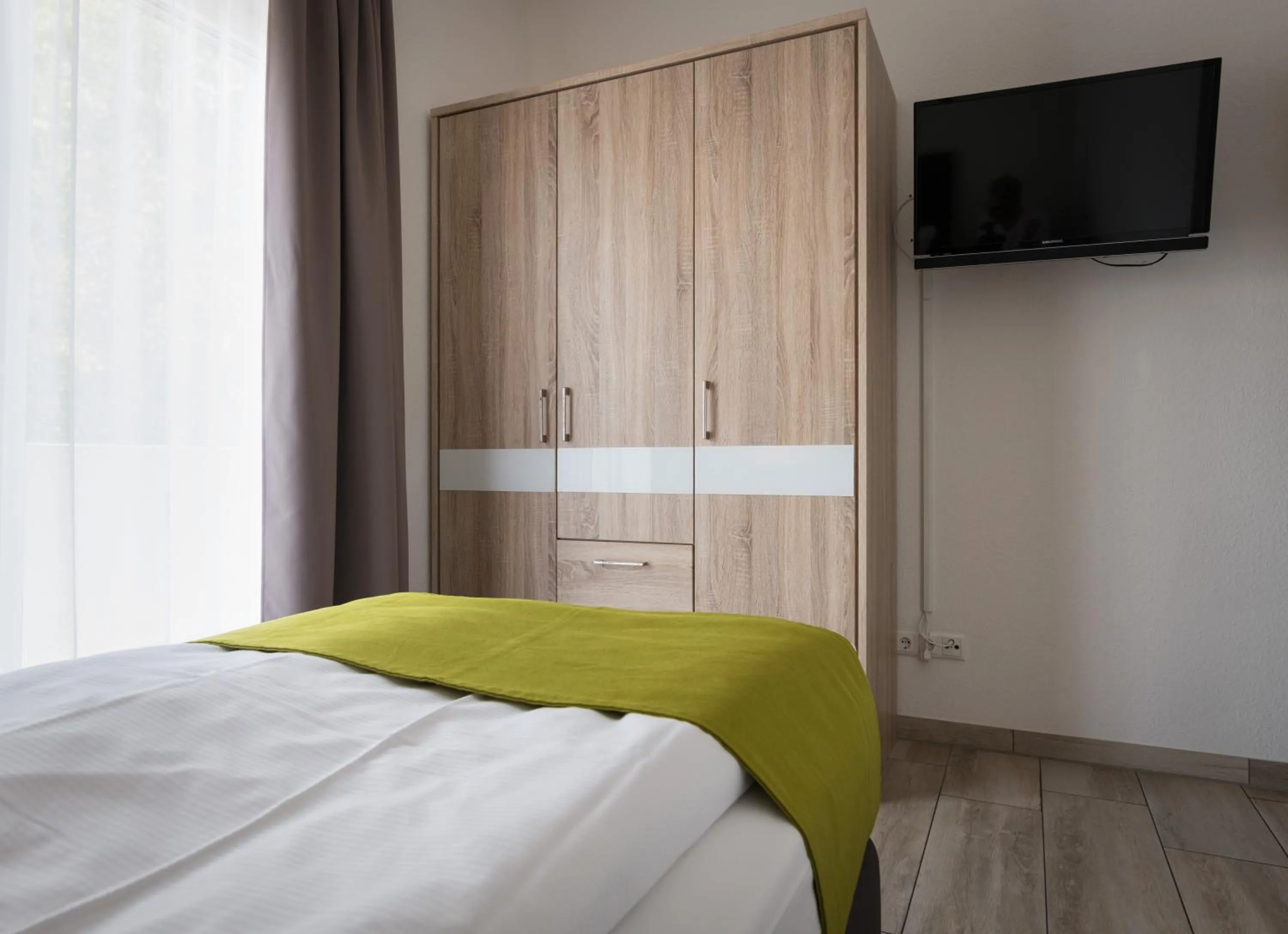 Photo of the whole room, Bed in GLEUEL INN - digital hotel & serviced apartments & boardinghouse mit voll ausgestatteten Küchen