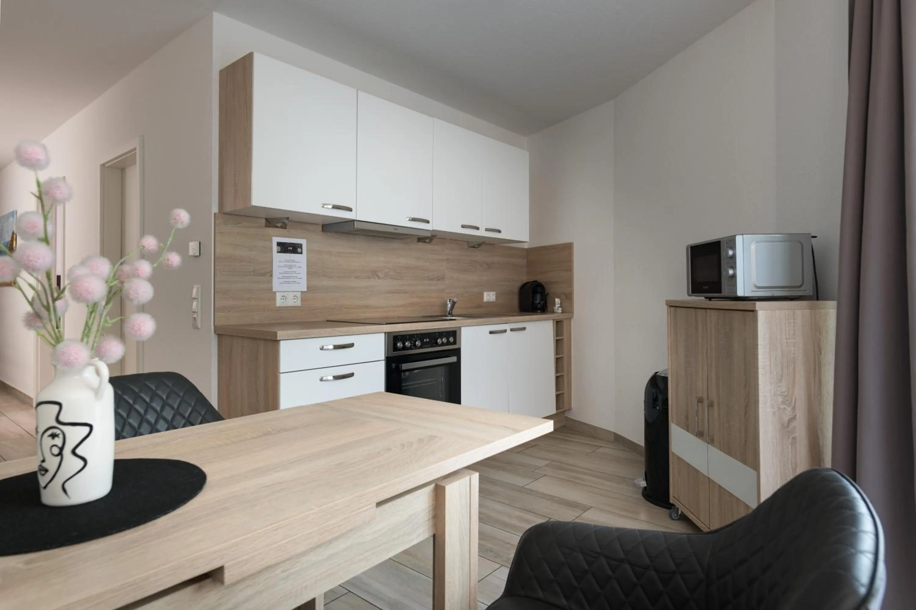 Kitchen or kitchenette in GLEUEL INN - digital hotel & serviced apartments & boardinghouse mit voll ausgestatteten Küchen