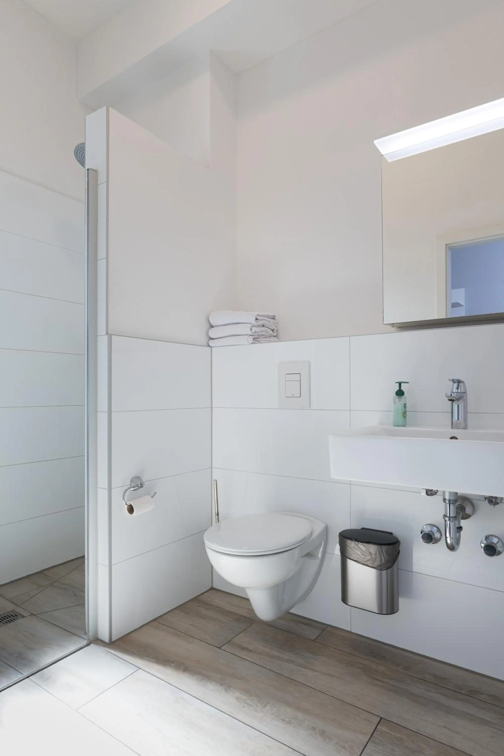 Bathroom in GLEUEL INN - digital hotel & serviced apartments & boardinghouse mit voll ausgestatteten Küchen