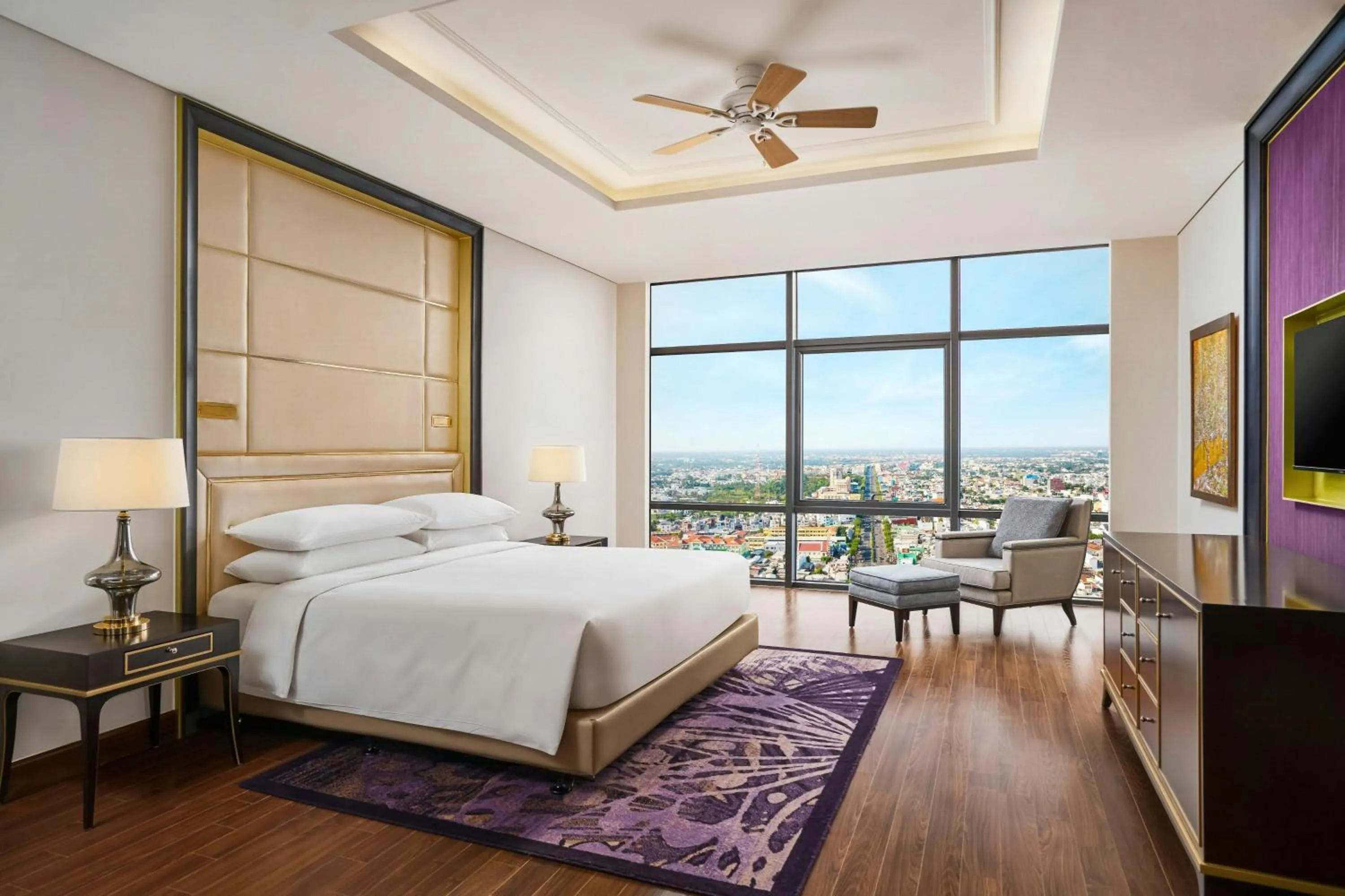 Photo of the whole room, Bed in Sheraton Can Tho