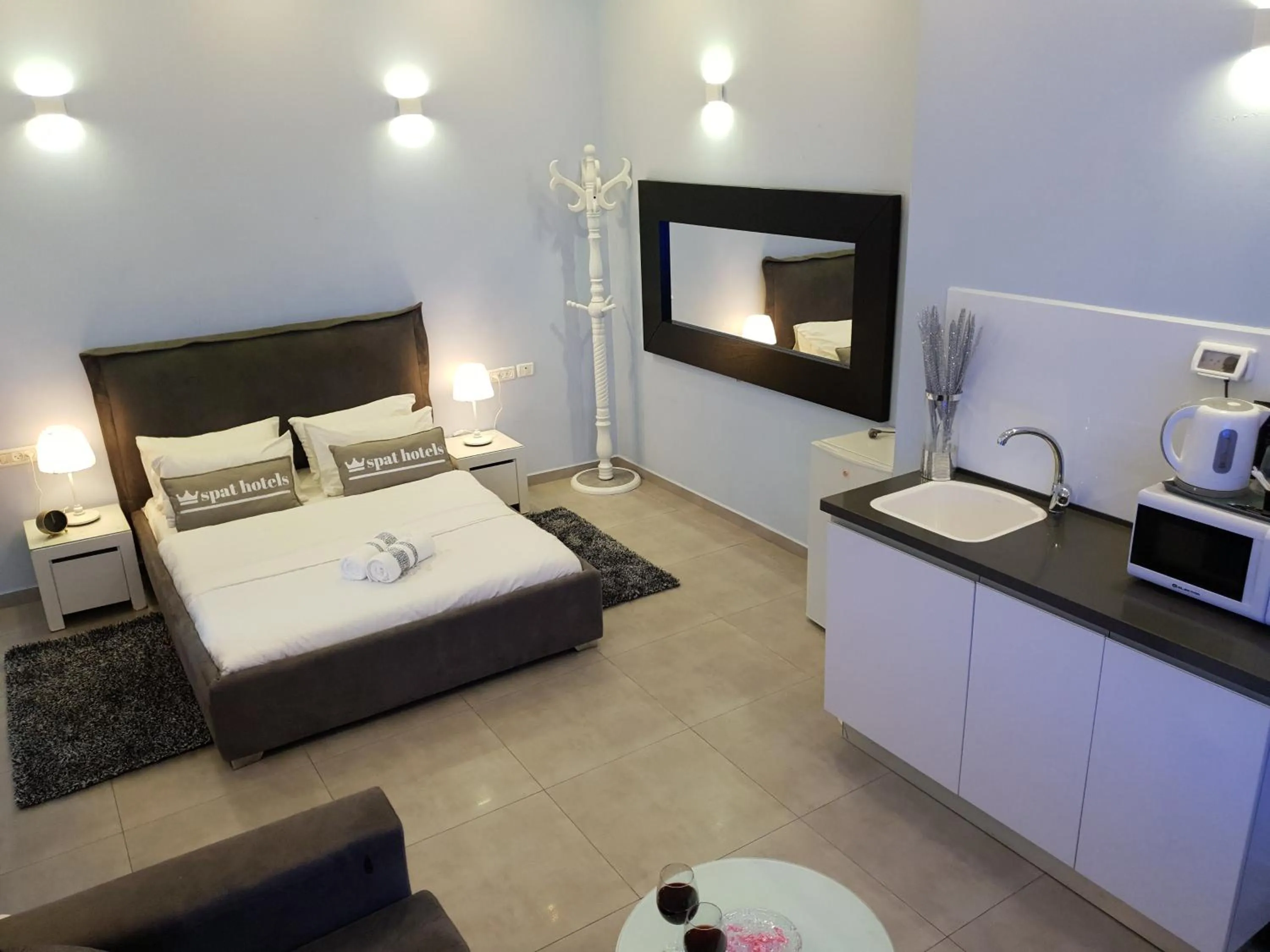 Photo of the whole room, Bed in Spat Hotel Ashdod