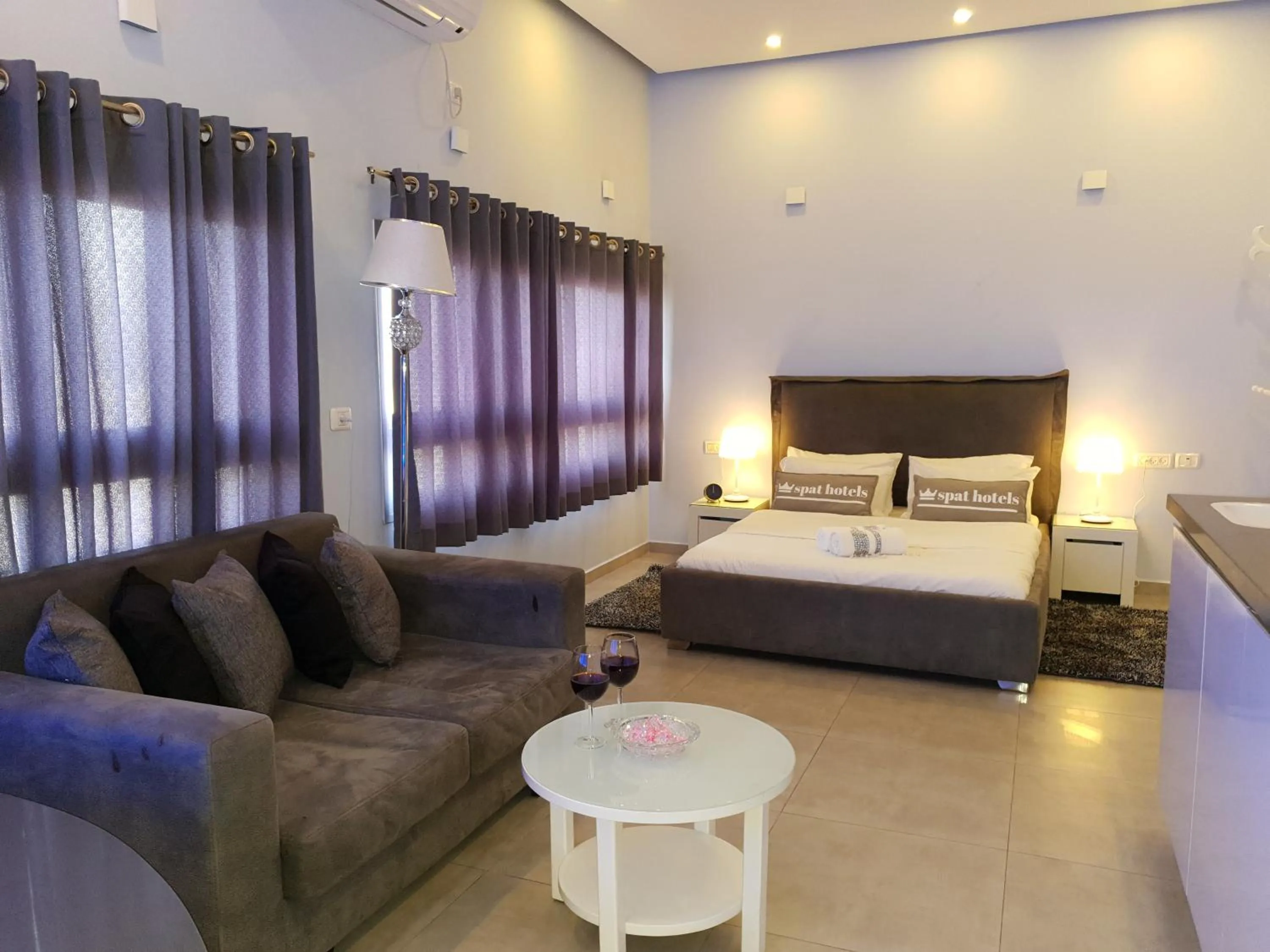 Photo of the whole room, Bed in Spat Hotel Ashdod