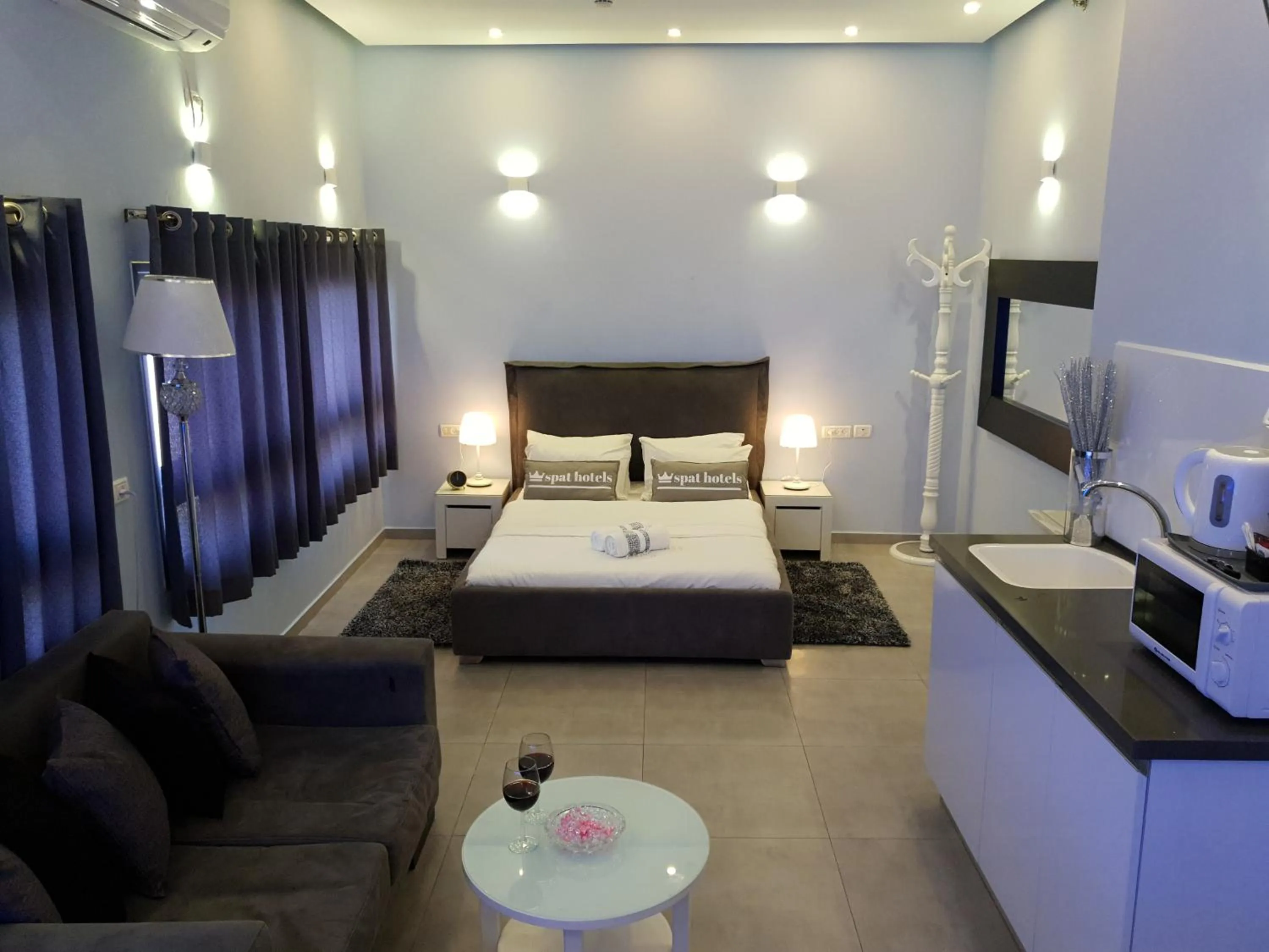 Photo of the whole room, Bed in Spat Hotel Ashdod