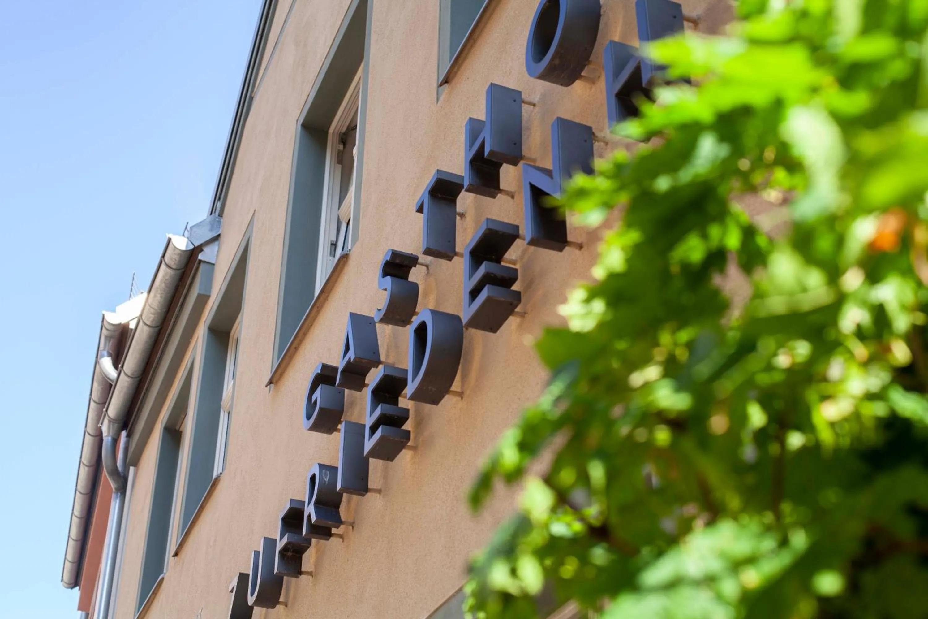 Property building in Gasthof Zufriedenheit