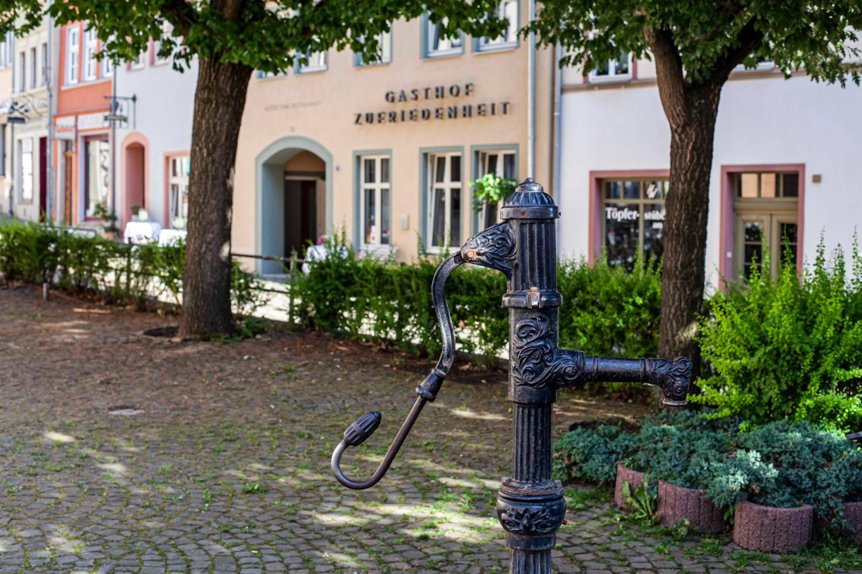 Property building in Gasthof Zufriedenheit