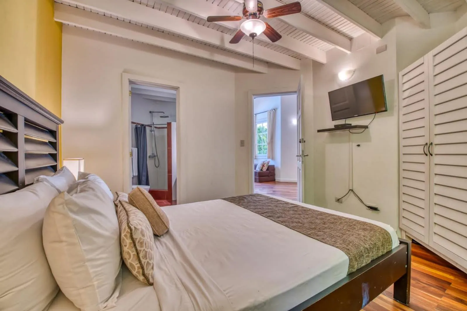 TV and multimedia in Lomas del Caribe