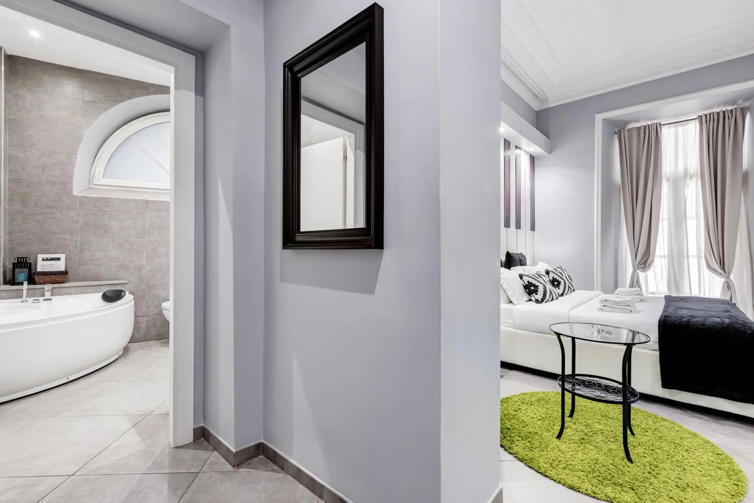 Hot Tub, Bed in Maison Degli Artisti Suites