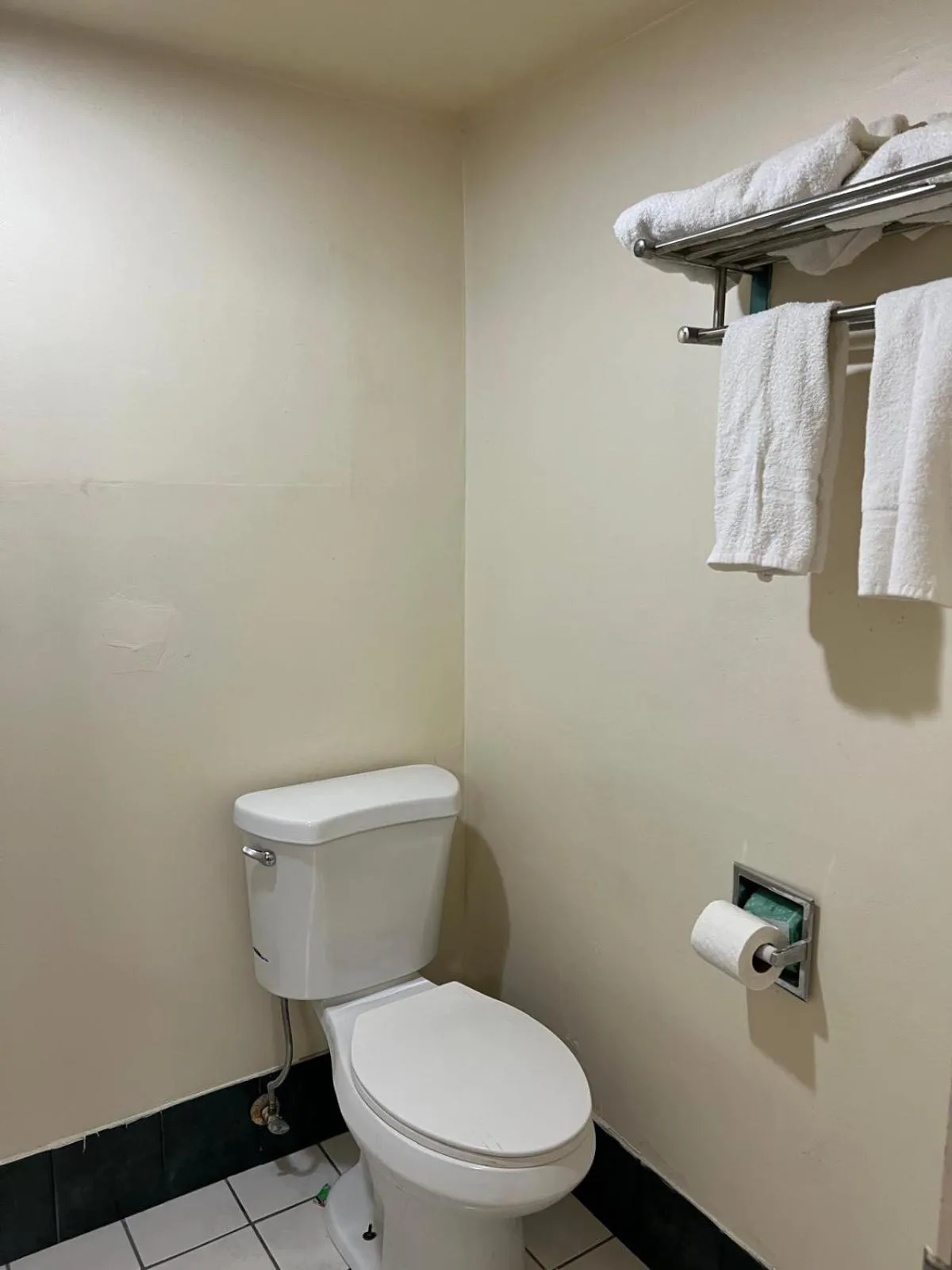 Bathroom in Quality Quarters Inn By OYO Richmond KY I-75