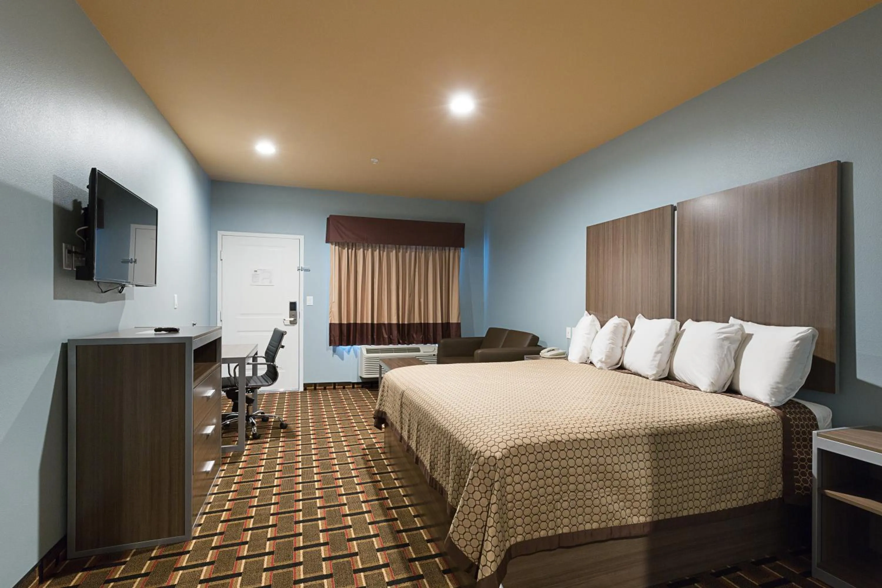 Bed in Scottish Inns & Suites - Crosby