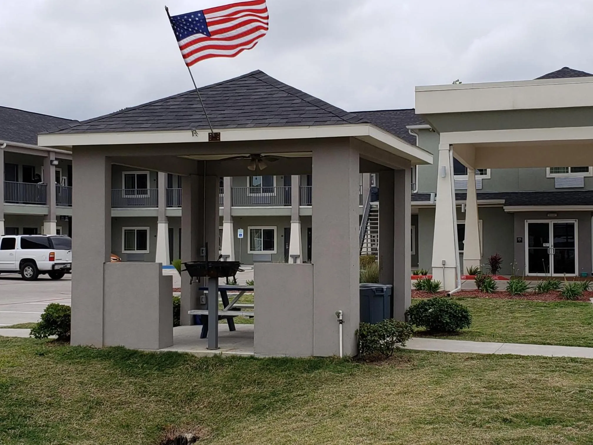 Scottish Inns & Suites - Crosby