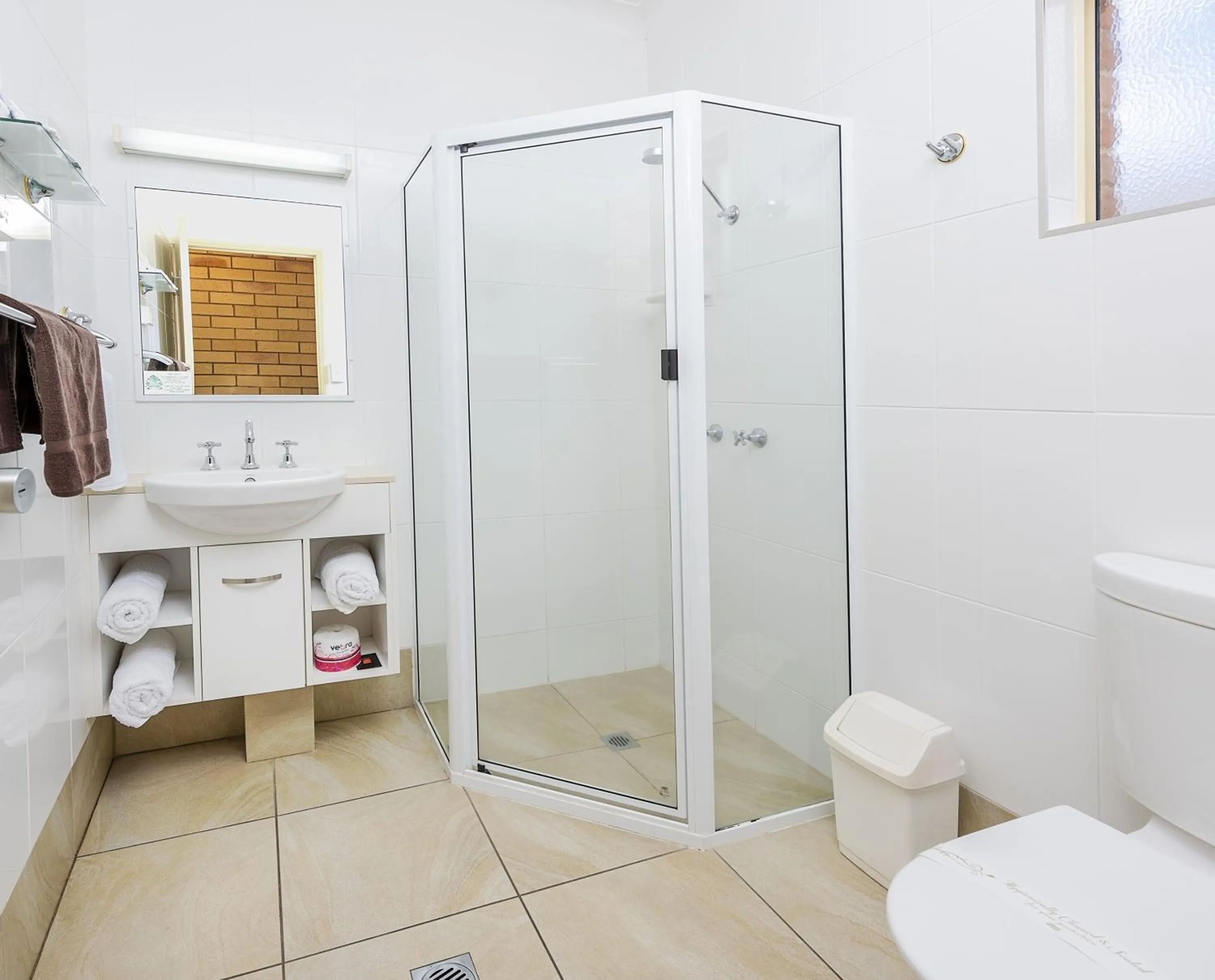 Bathroom in Roma Mid Town Motor Inn