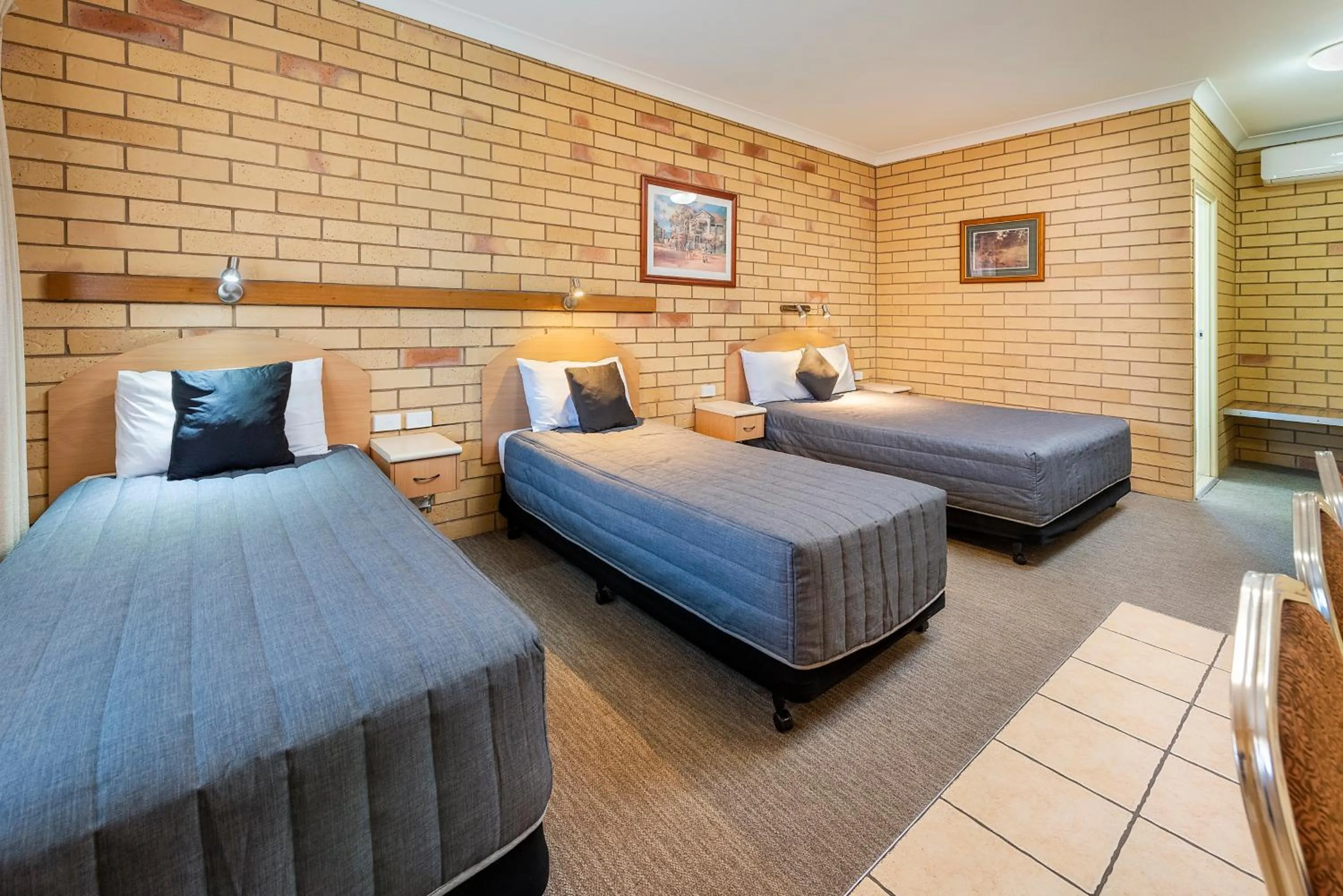 Family, Bed in Roma Mid Town Motor Inn