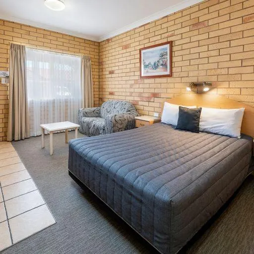 Living room, Bed in Roma Mid Town Motor Inn