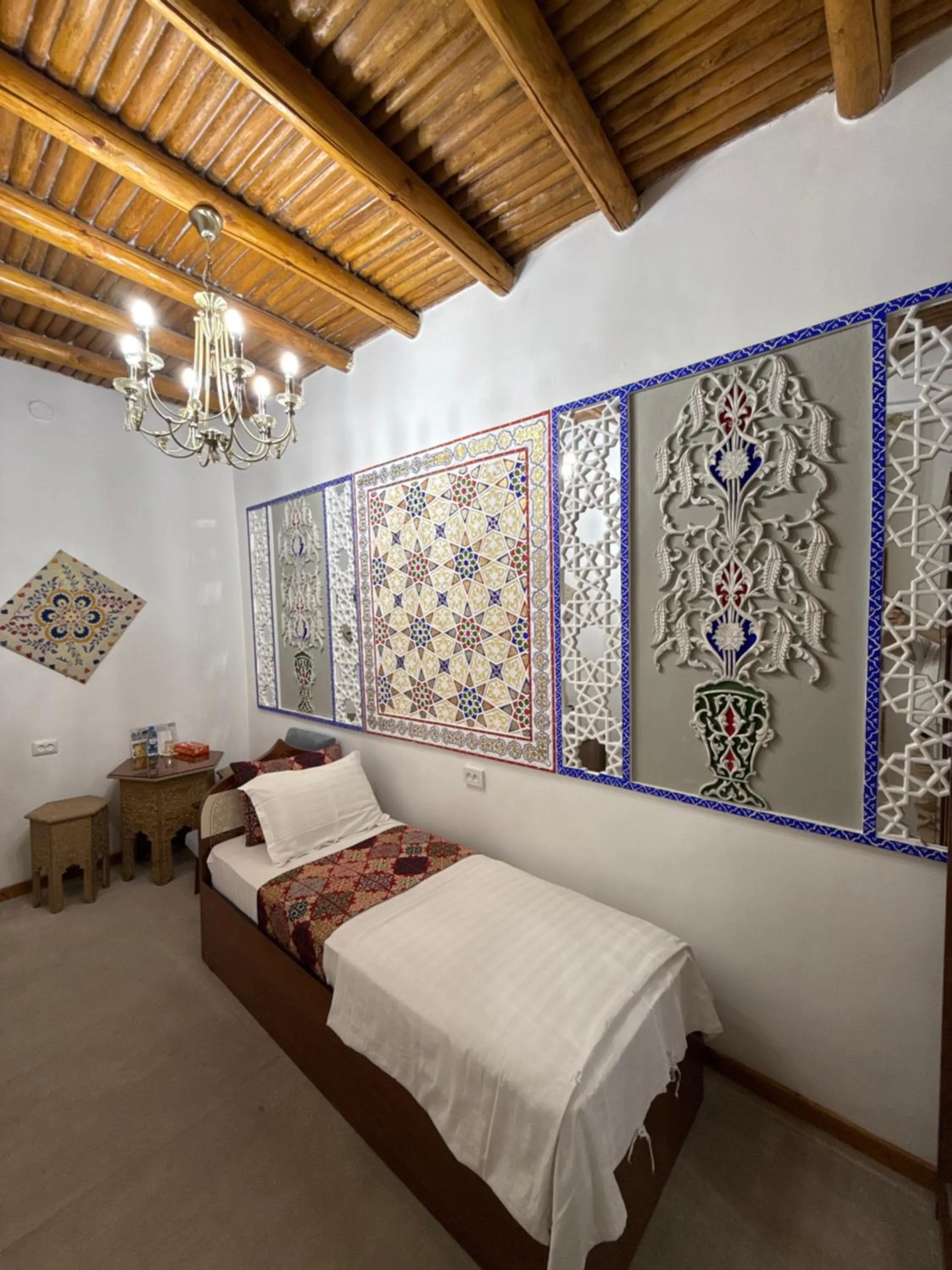 Photo of the whole room, Bed in Rizo Boutique