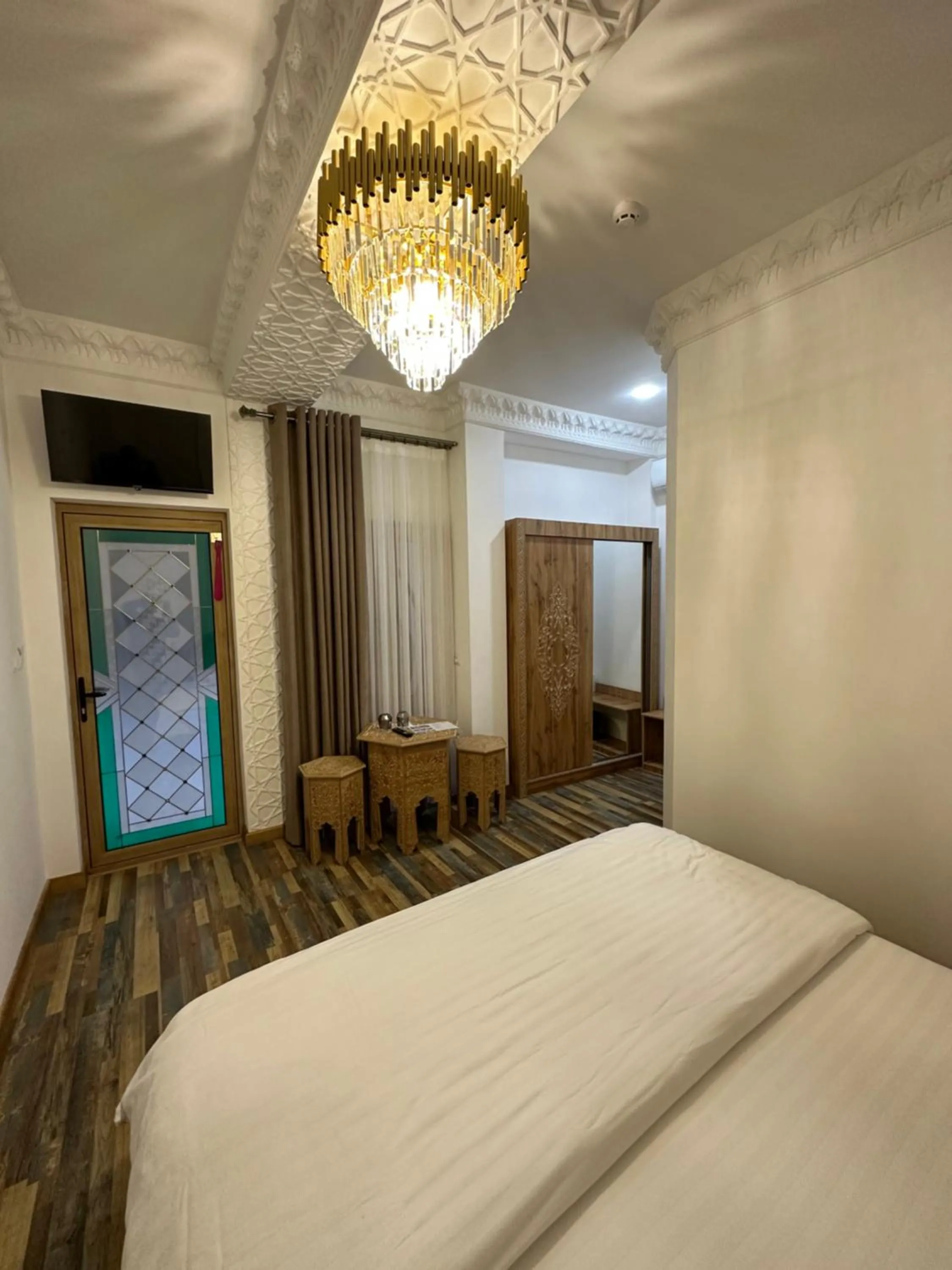 Photo of the whole room, Bed in Rizo Boutique