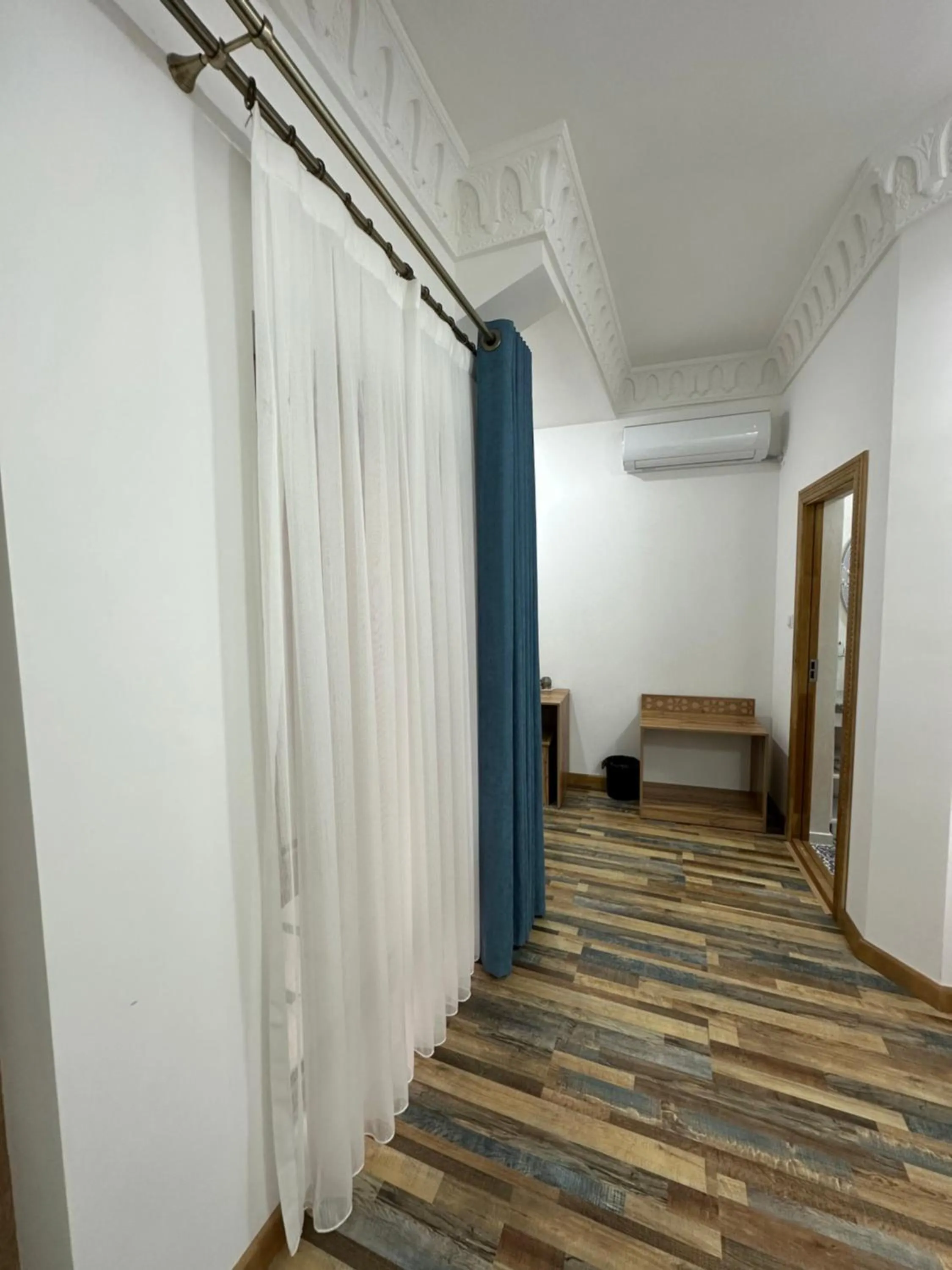 Photo of the whole room, Bed in Rizo Boutique