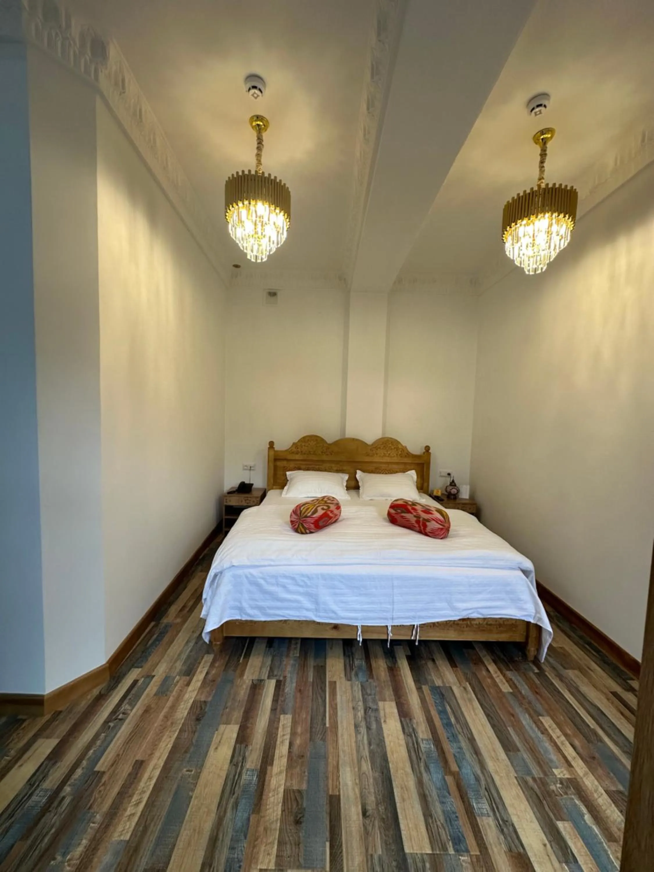 Photo of the whole room, Bed in Rizo Boutique