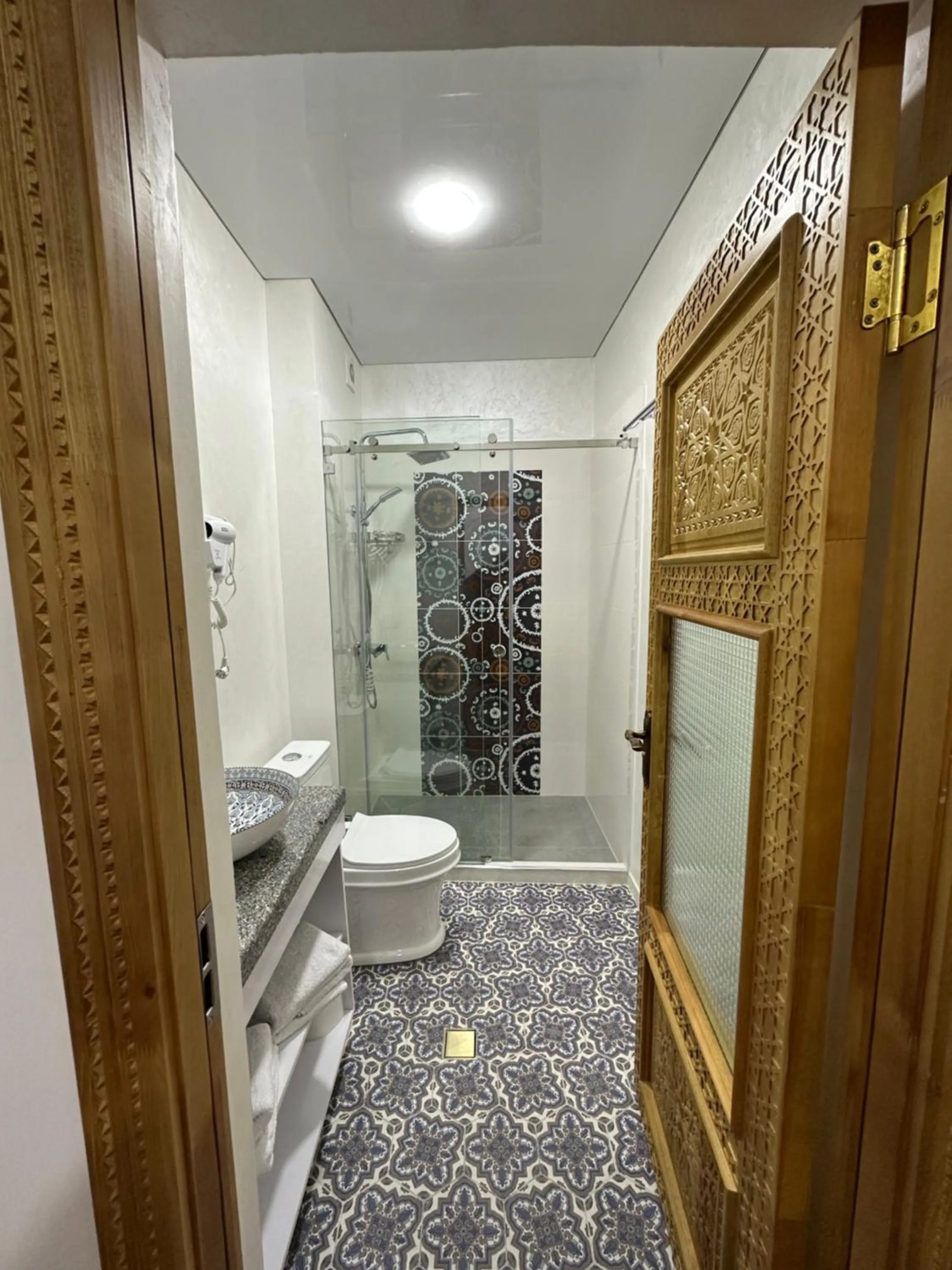 Shower in Rizo Boutique