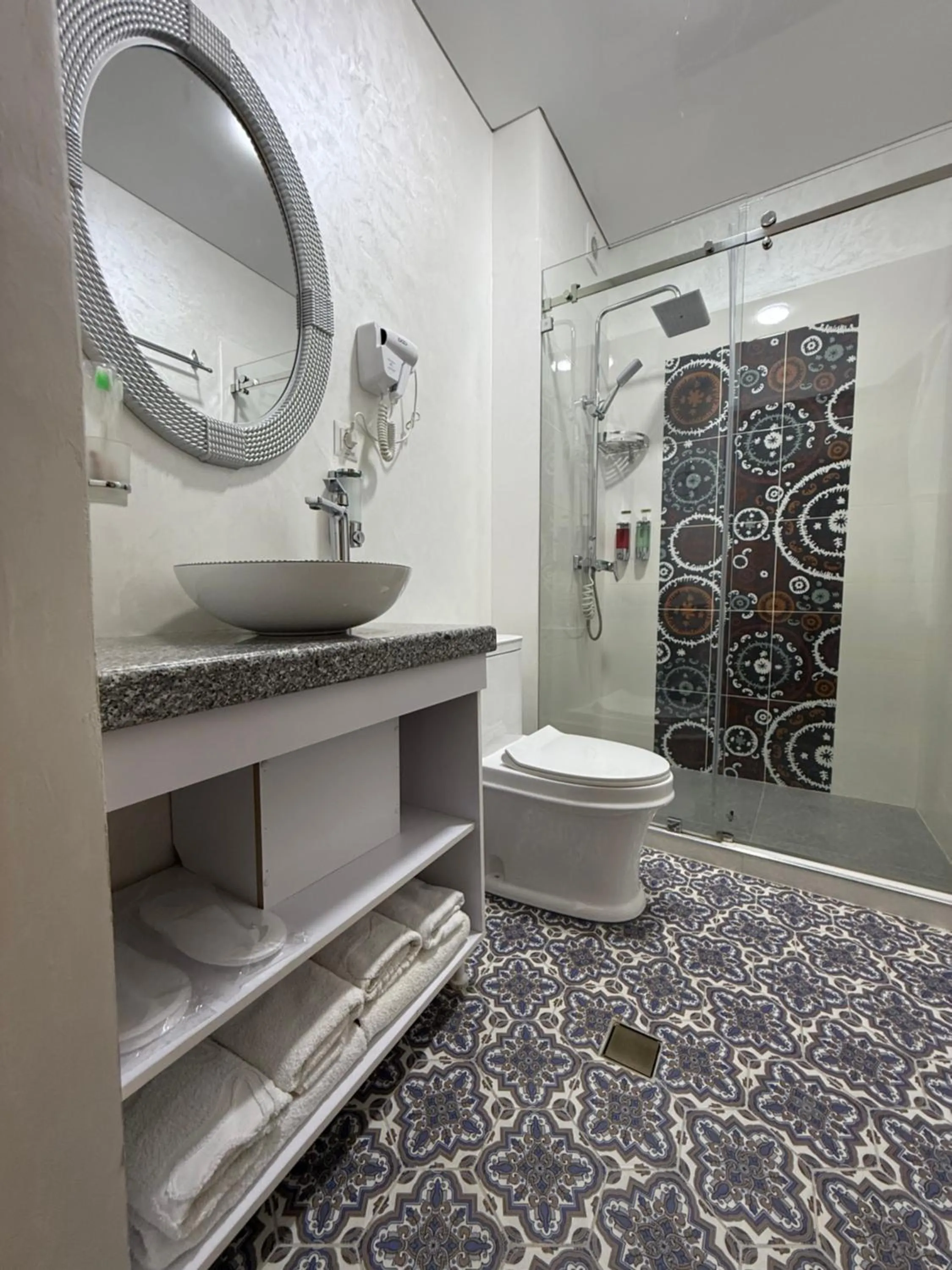 Shower in Rizo Boutique