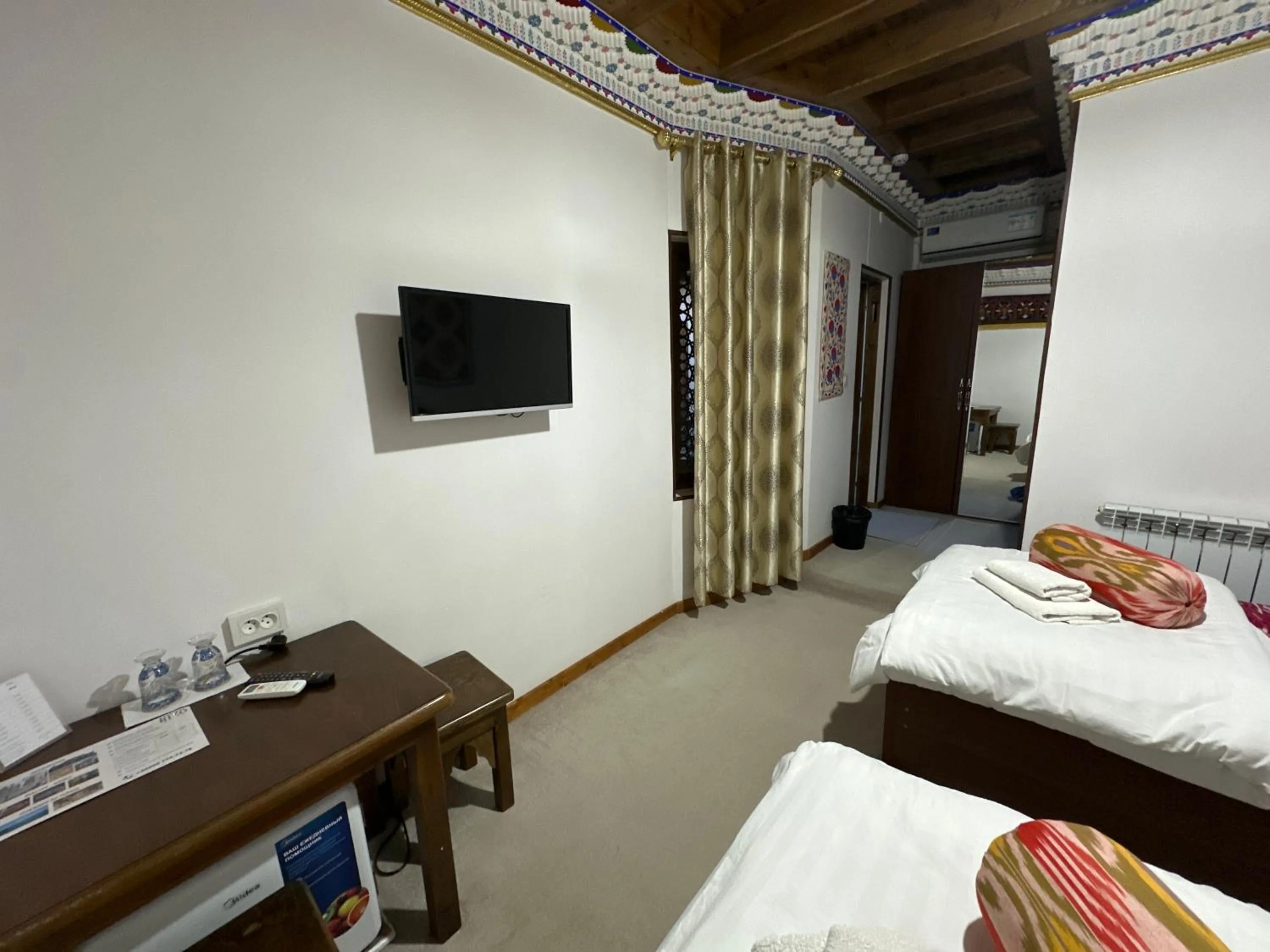 Photo of the whole room, Bed in Rizo Boutique