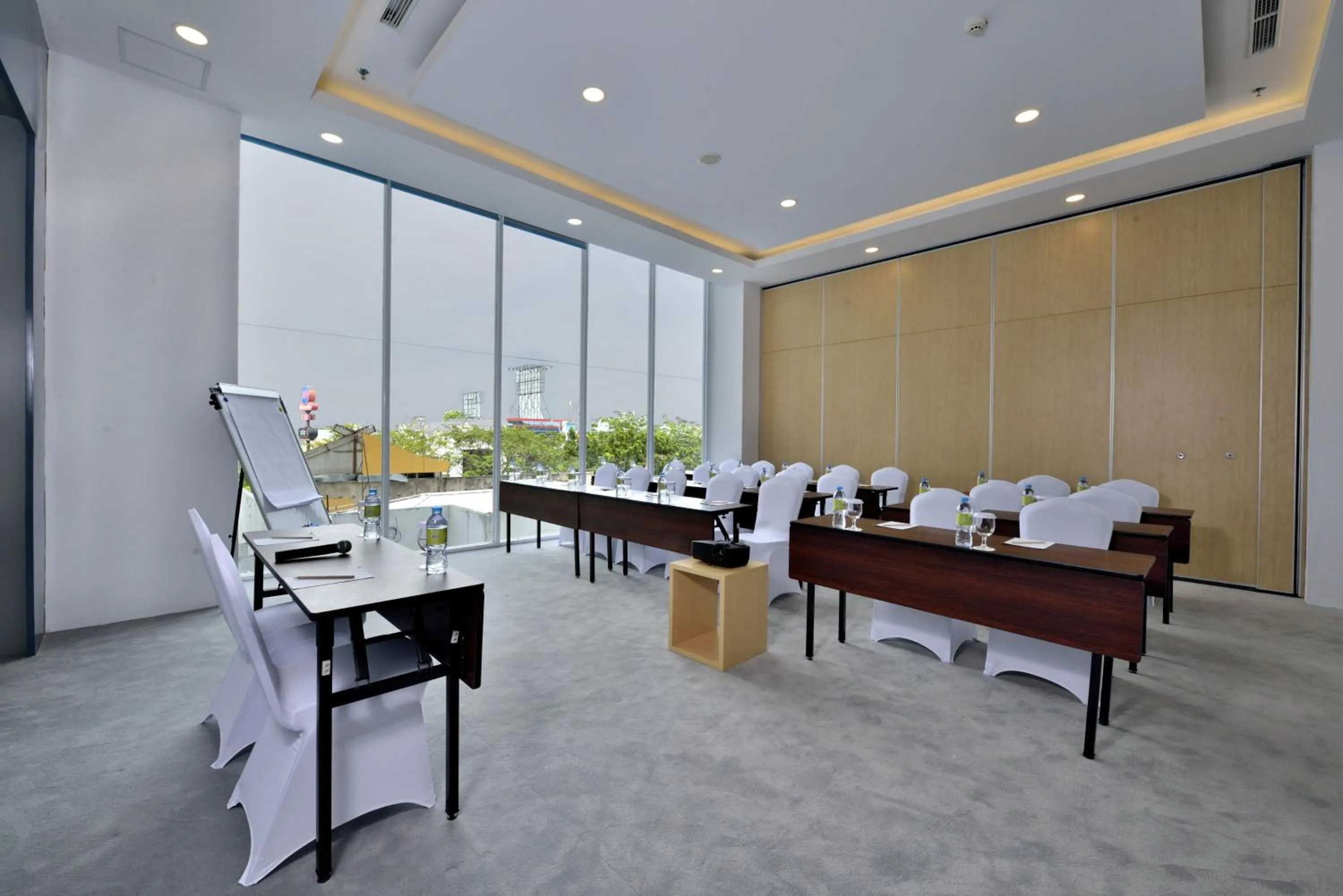 Meeting/conference room in Whiz Prime Hotel Sudirman Pekanbaru