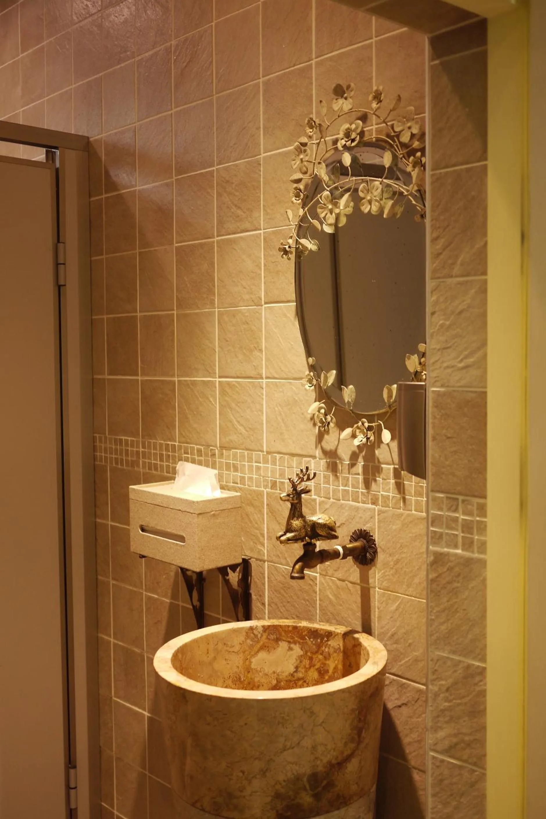 Decorative detail in Wan Tai Hotel