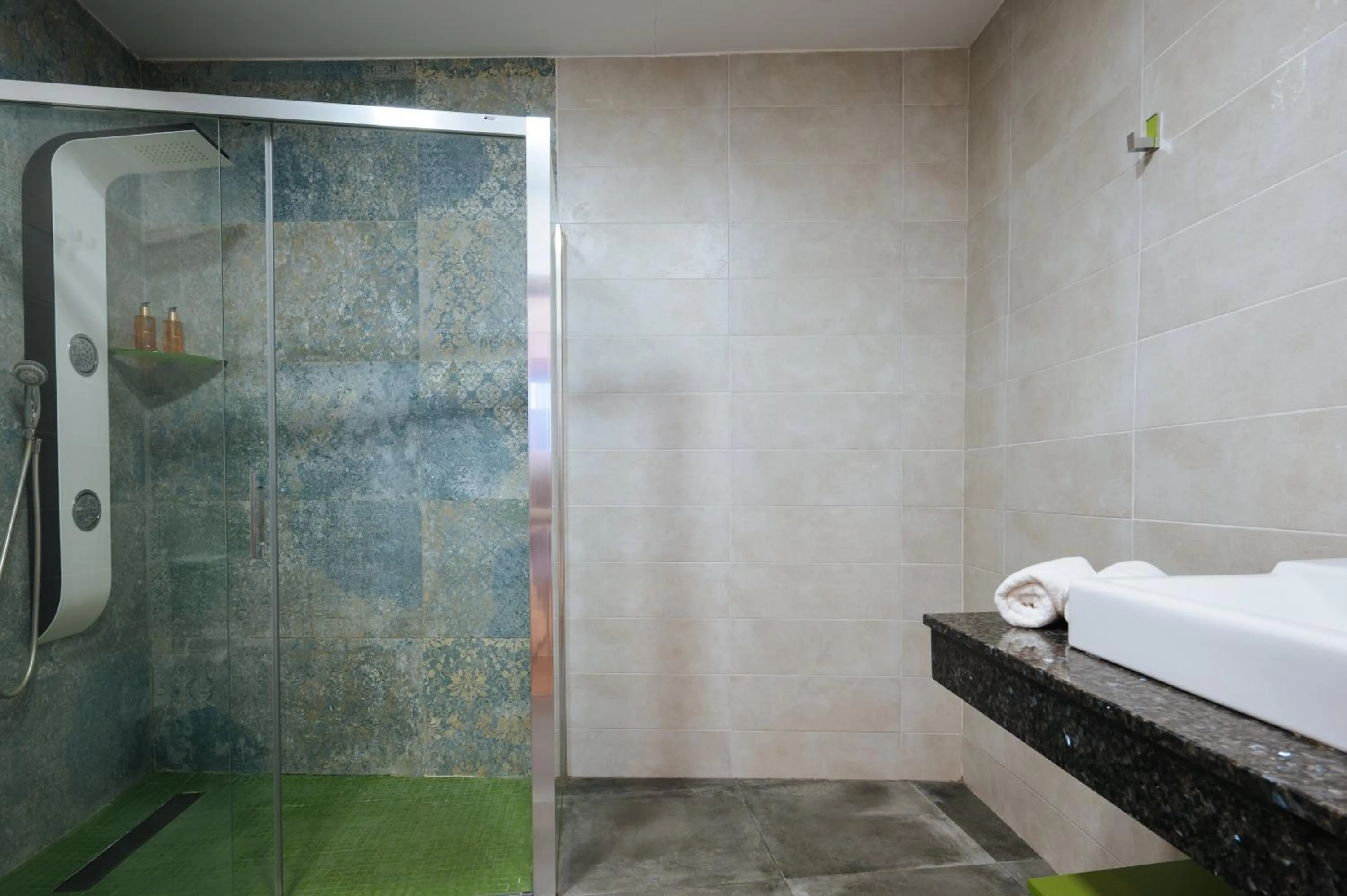 Shower in Apartamentos "El Escondite de María"