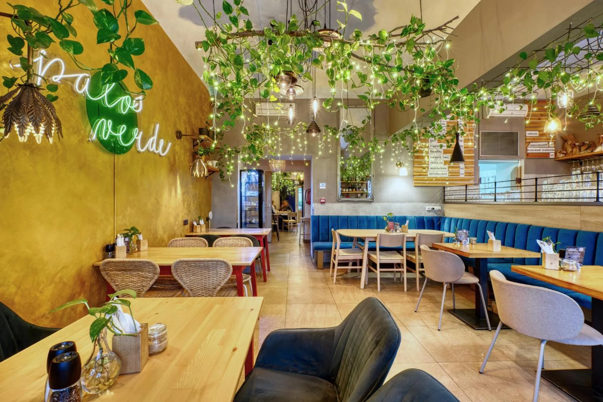 Restaurant/places to eat in Salvator Boutique Hotel vegan-friendly