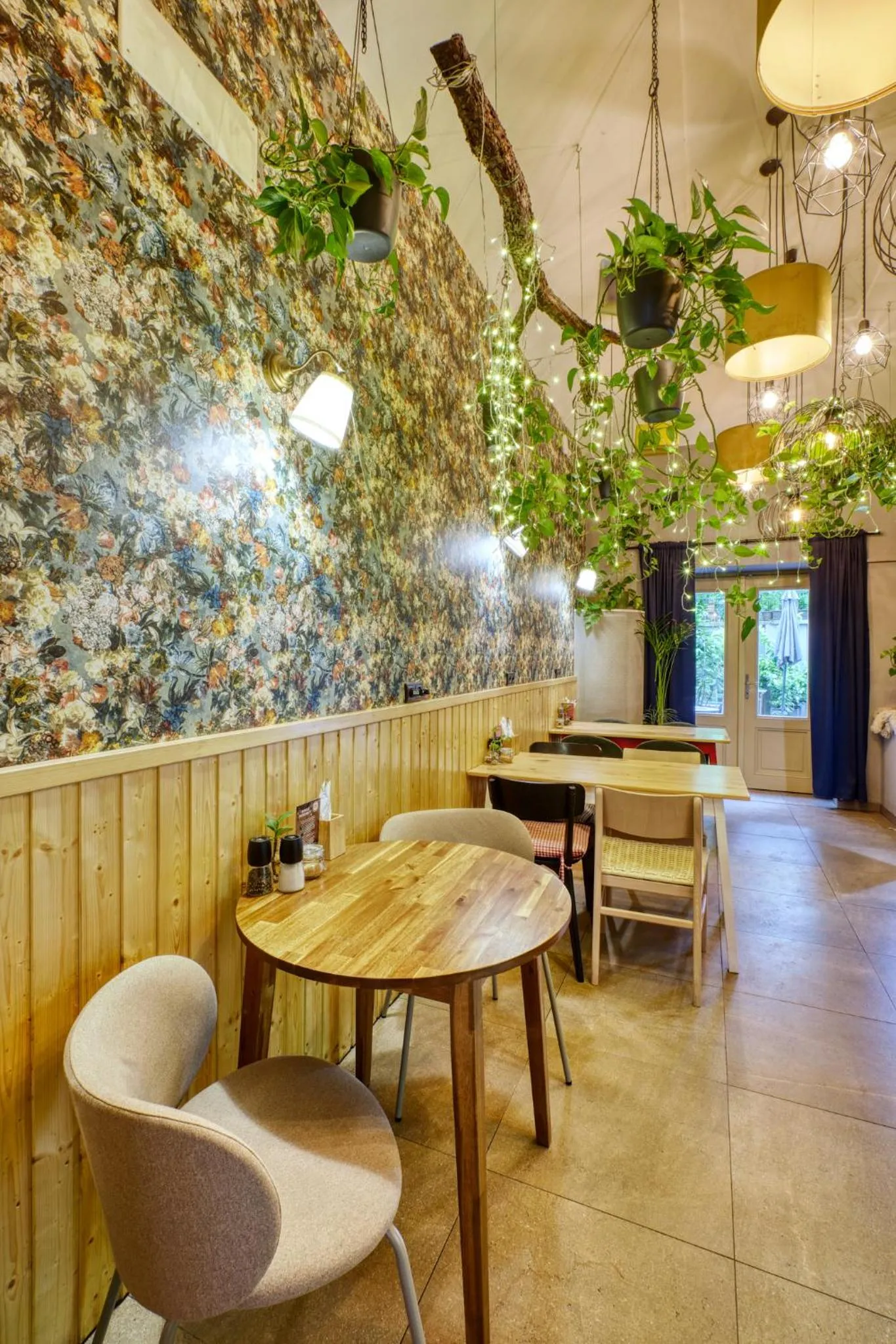 Restaurant/places to eat in Salvator Boutique Hotel vegan-friendly