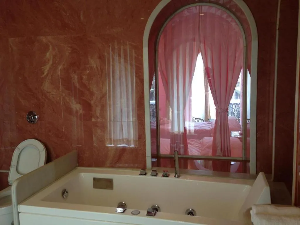 Hot Tub in Rose Heritage Home