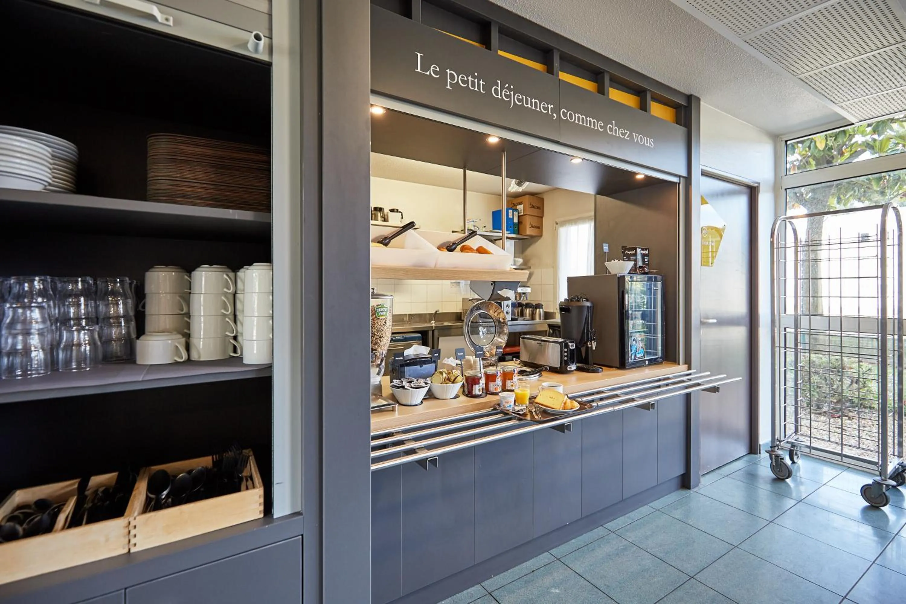 Buffet breakfast in B&B HOTEL Le Havre Harfleur 1