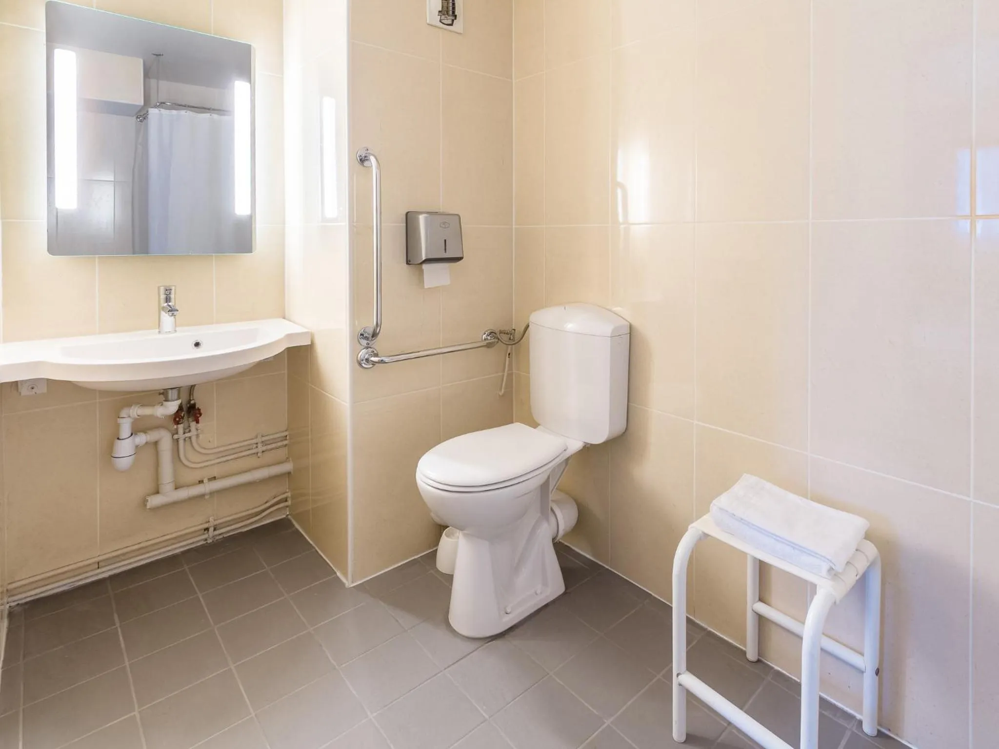 Bathroom in B&B HOTEL Le Havre Harfleur 1