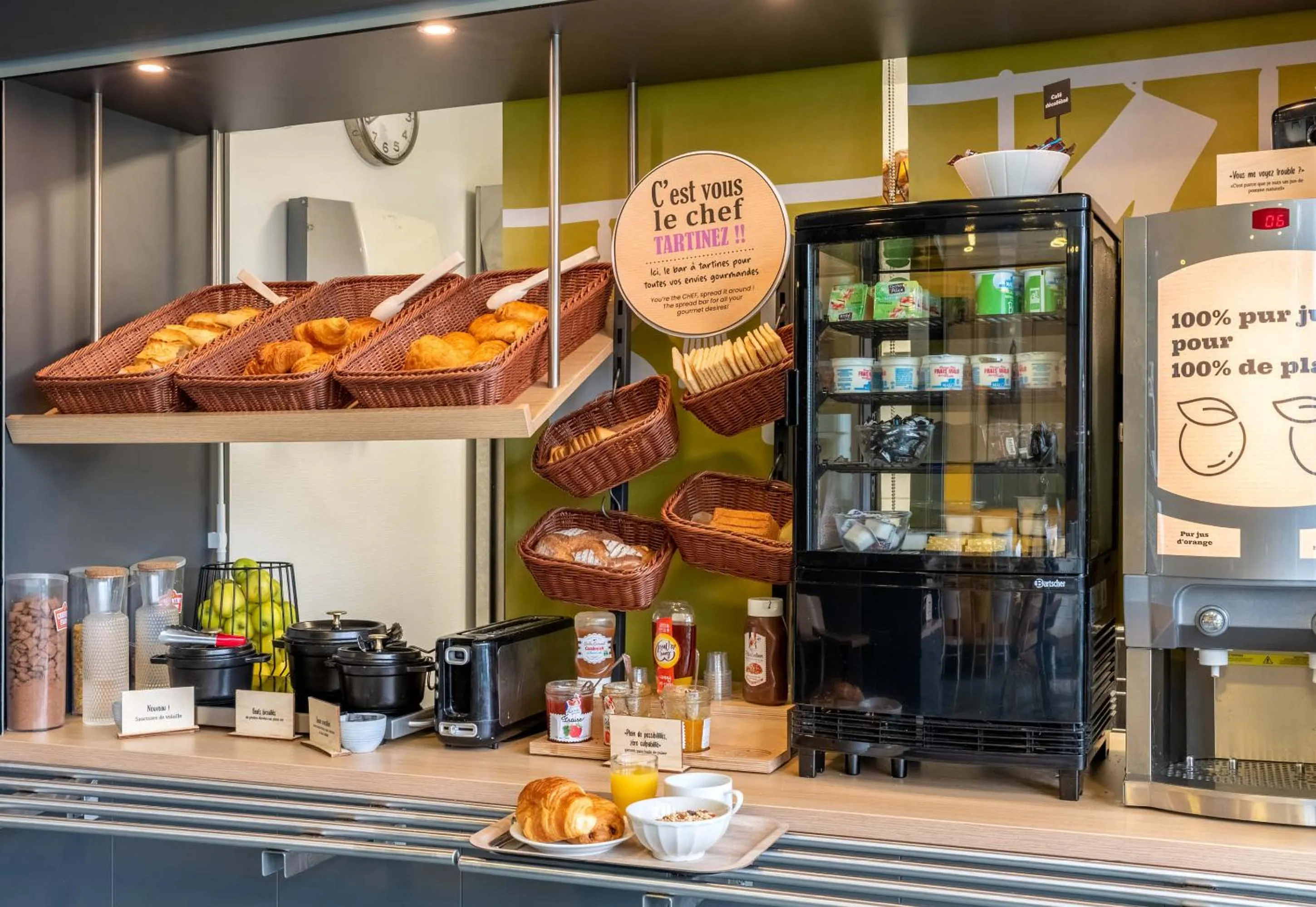 Buffet breakfast in B&B HOTEL Le Havre Harfleur 1