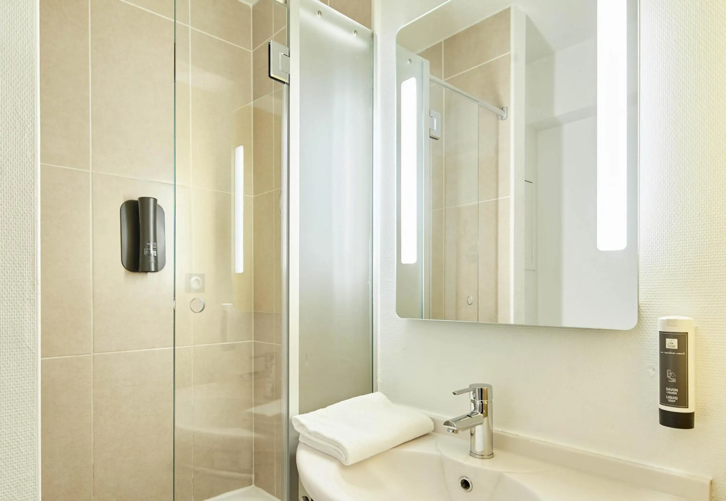 Bathroom in B&B HOTEL Evry Lisses 2