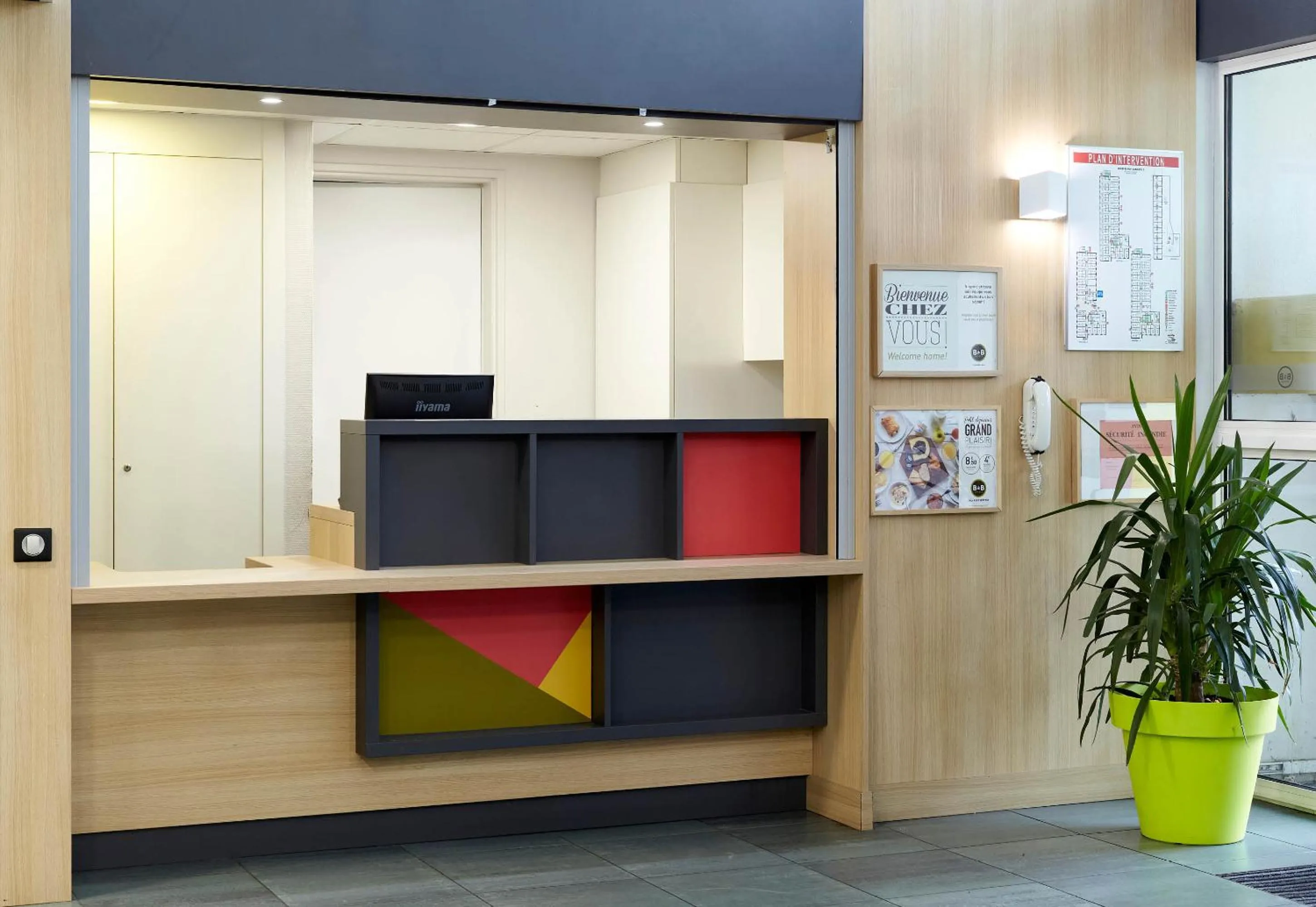 Lobby or reception in B&B HOTEL Evry Lisses 2