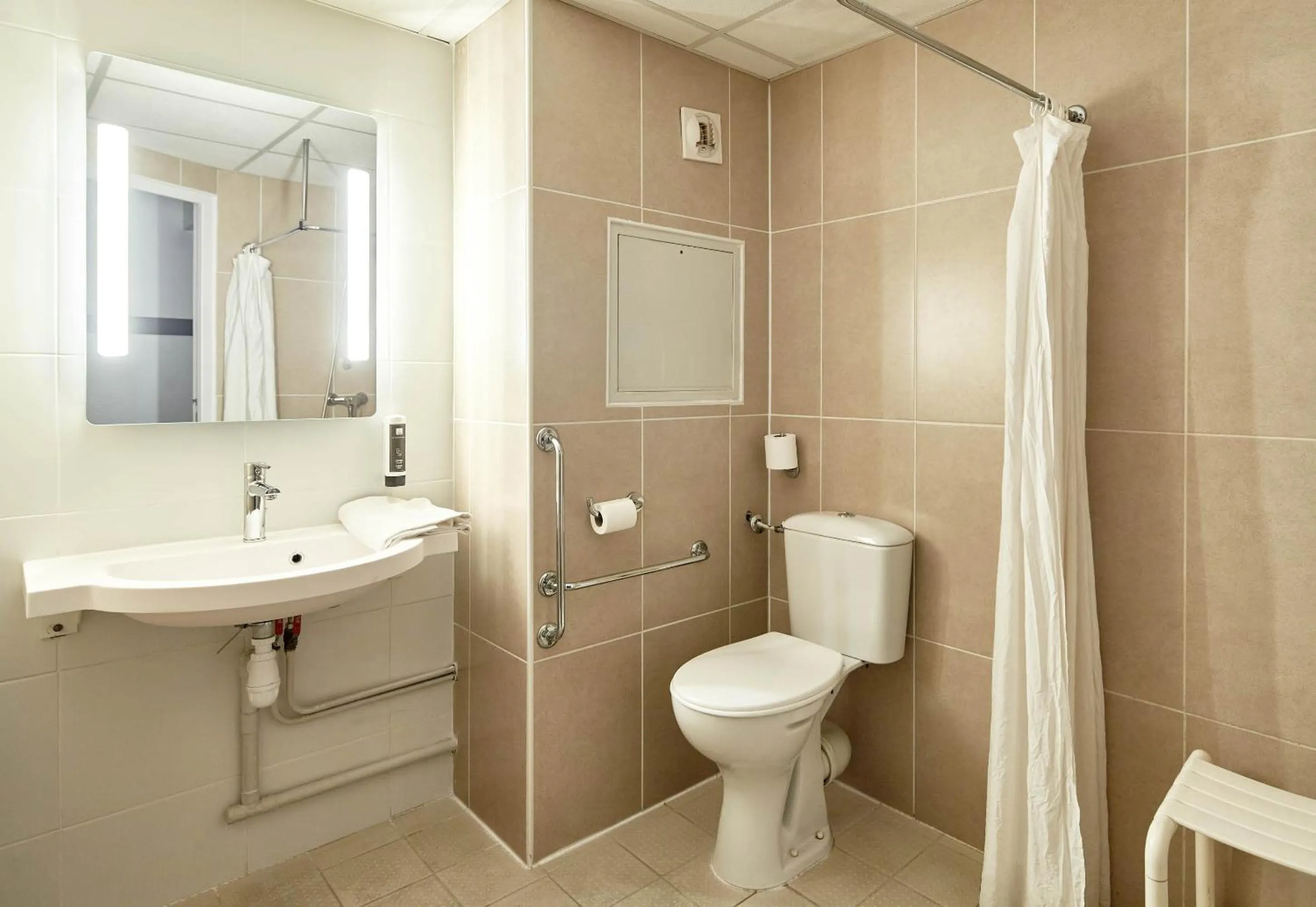 Bathroom in B&B HOTEL Evry Lisses 2