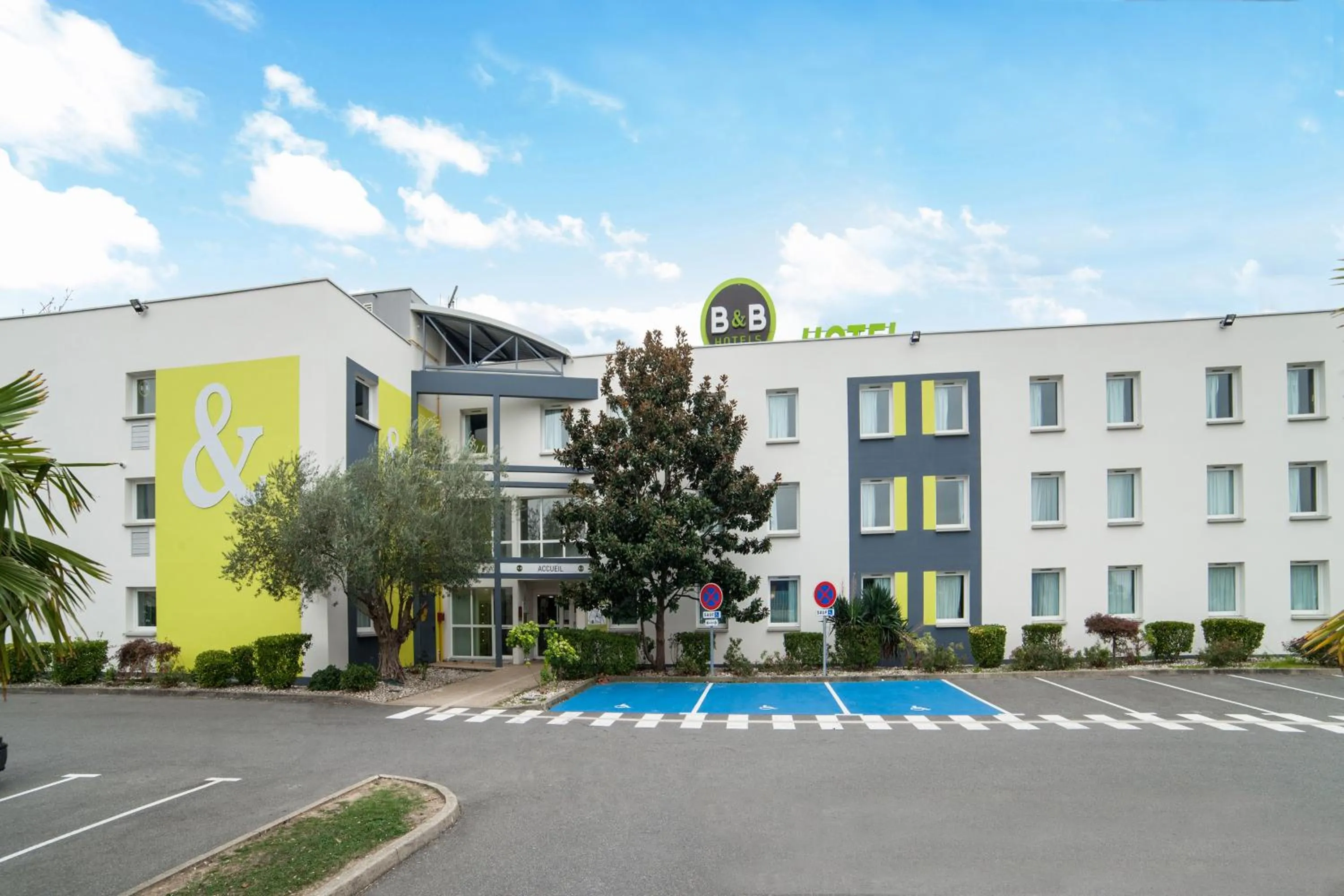 Facade/entrance in B&B HOTEL Evry Lisses 2