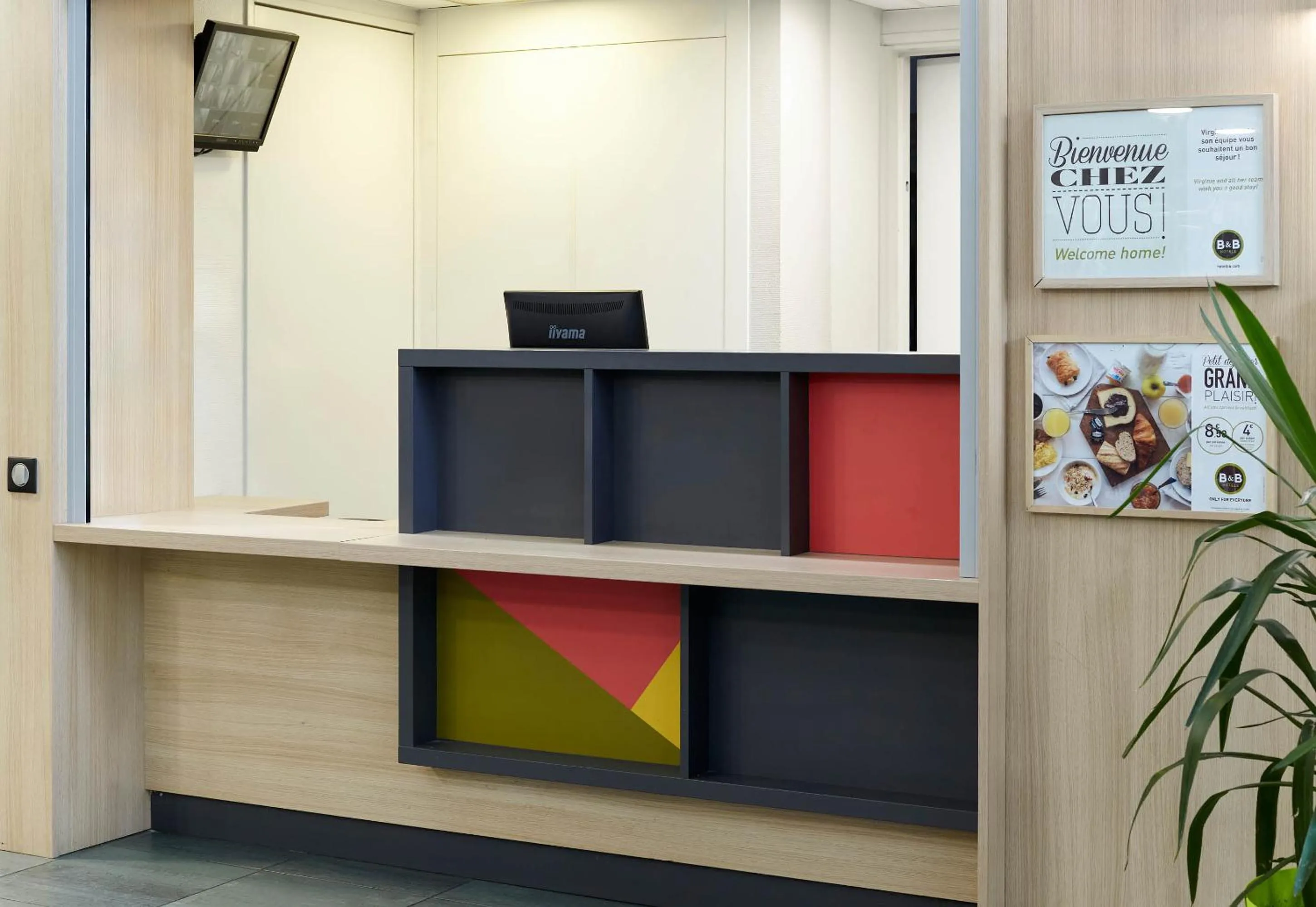 Lobby or reception in B&B HOTEL Evry Lisses 2