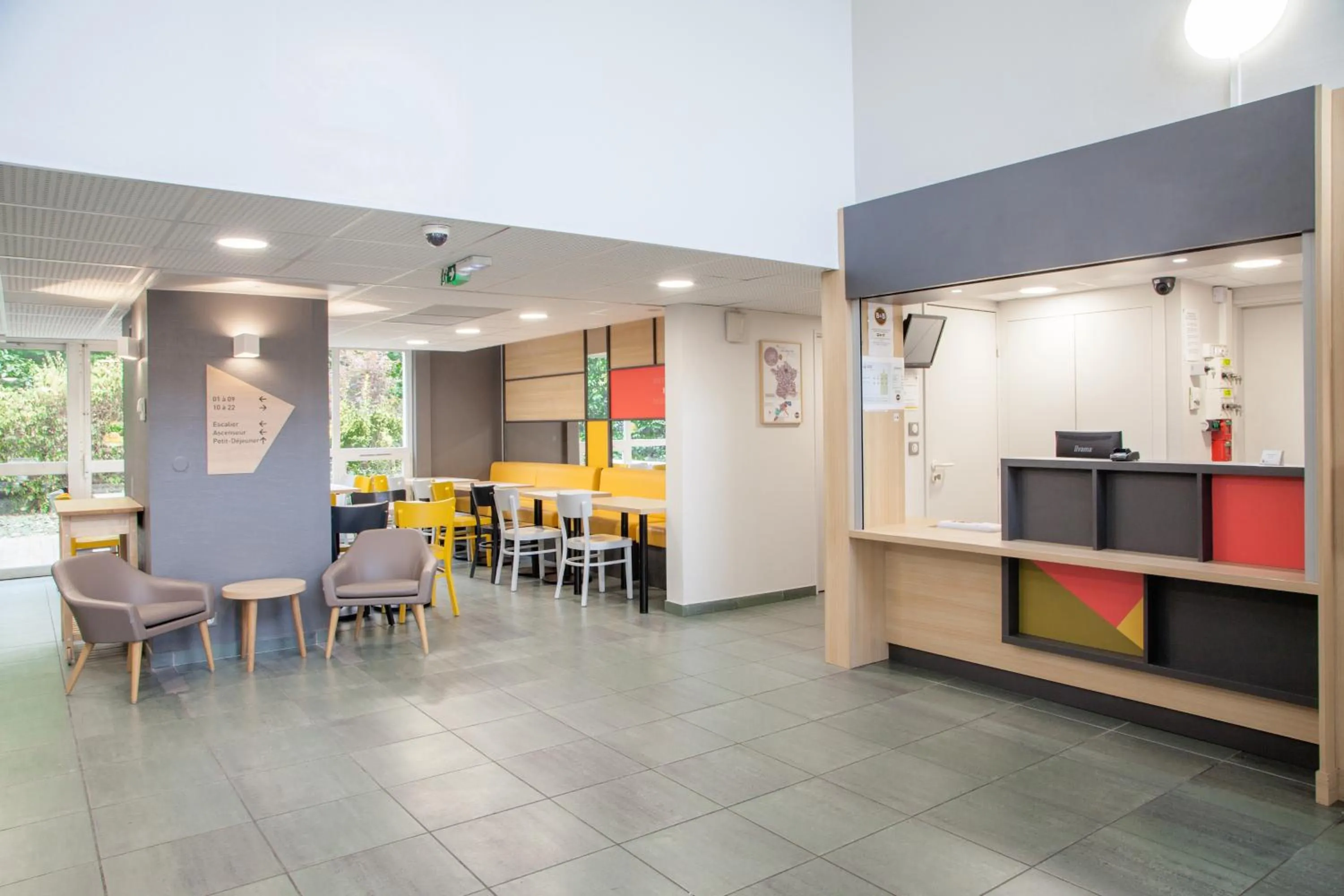 Lobby or reception in B&B HOTEL Evry Lisses 2