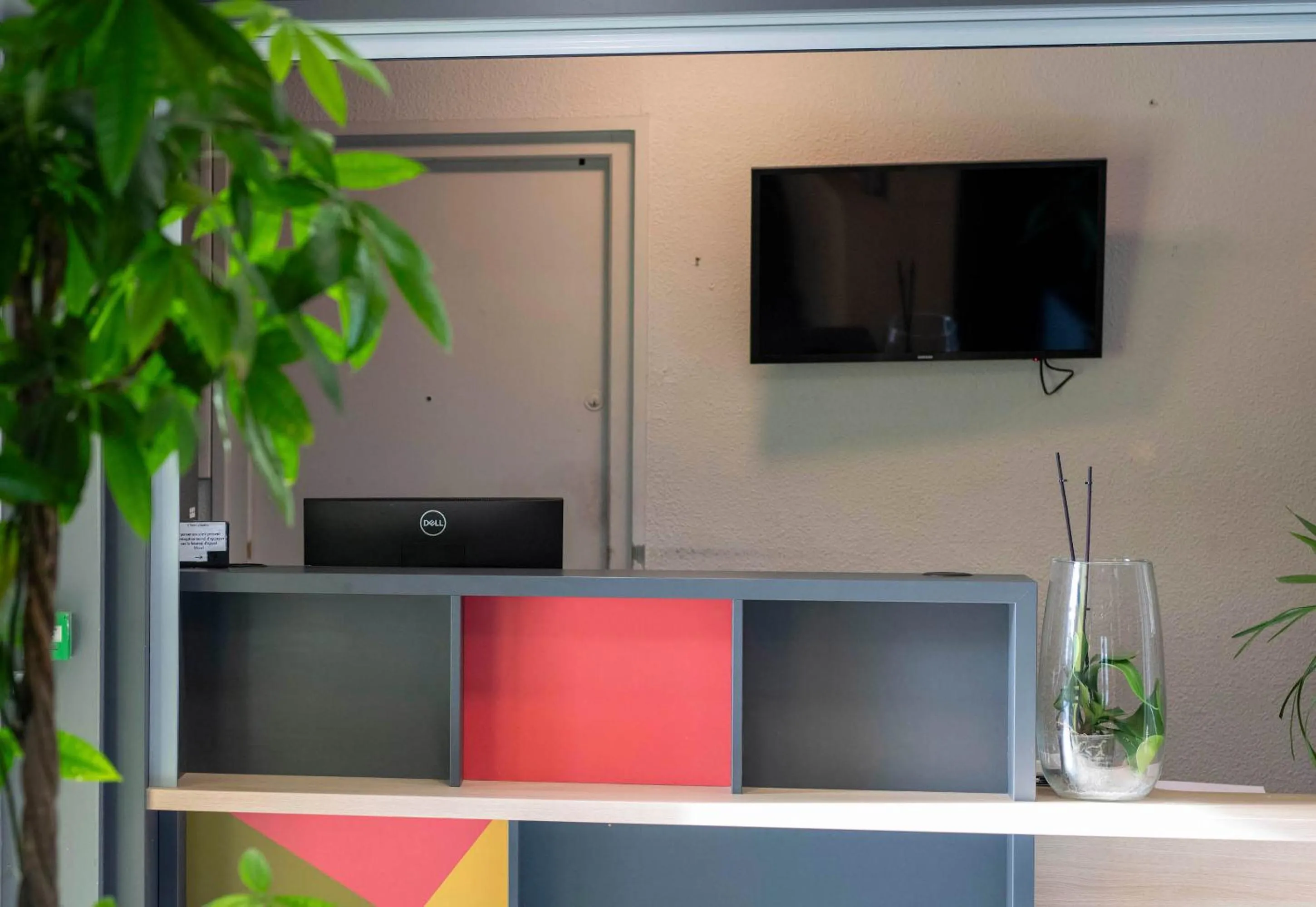 Lobby or reception in B&B HOTEL Avignon 2