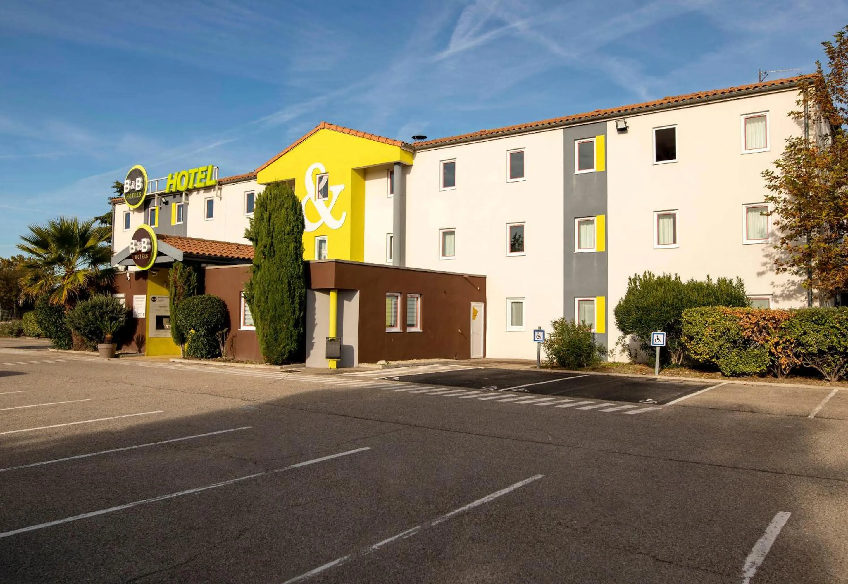 Property building in B&B HOTEL Avignon 2