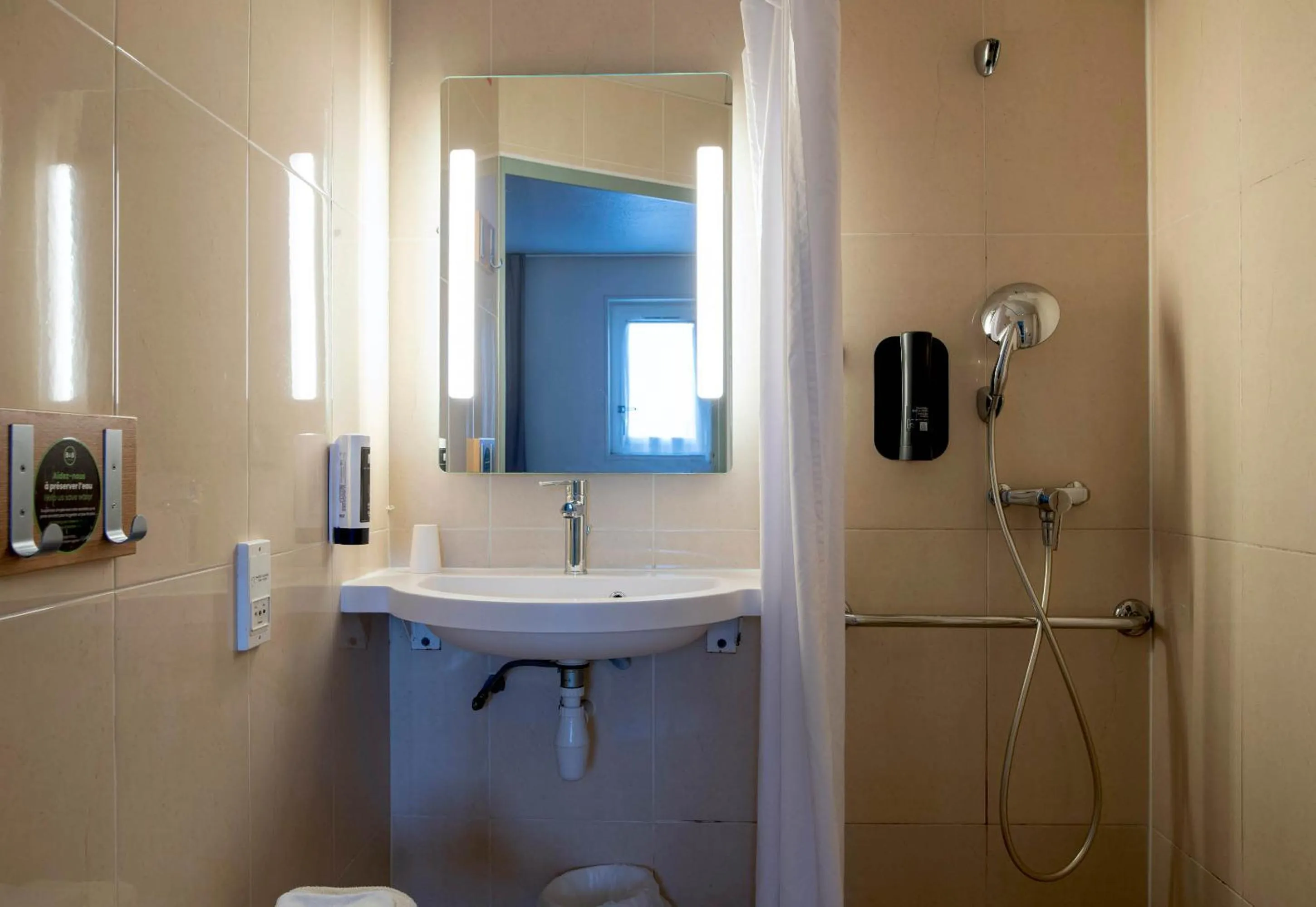 Bathroom in B&B HOTEL Avignon 2