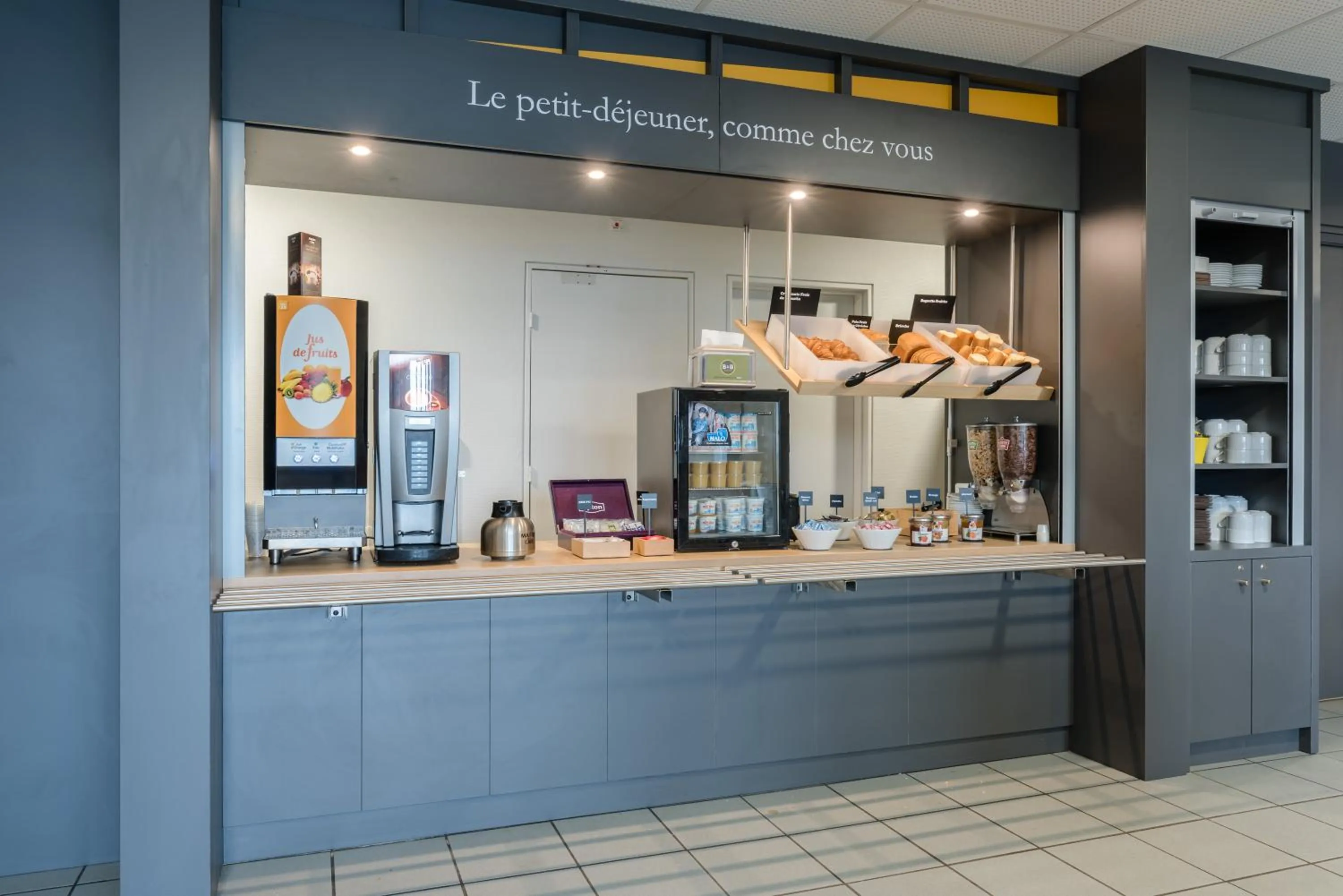 Buffet breakfast in B&B HOTEL Rouen Saint-Étienne-du-Rouvray