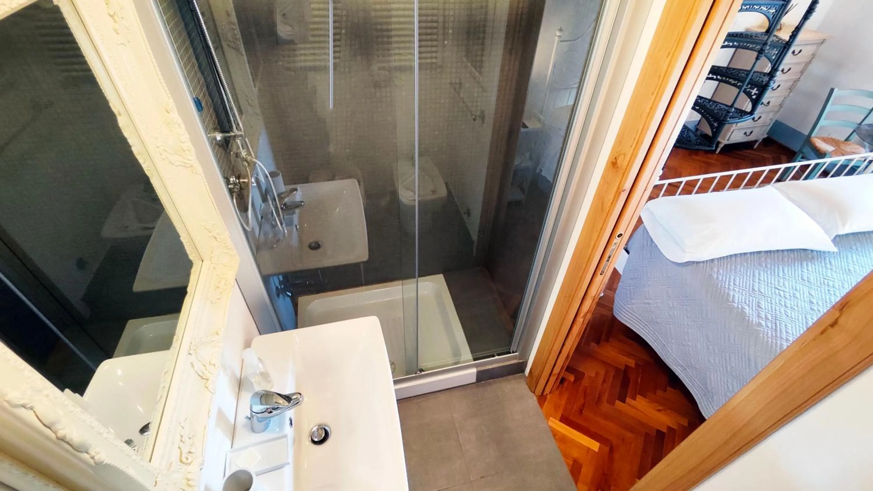 Shower in Casa Il Borghetto - Luxury Suites & Pool