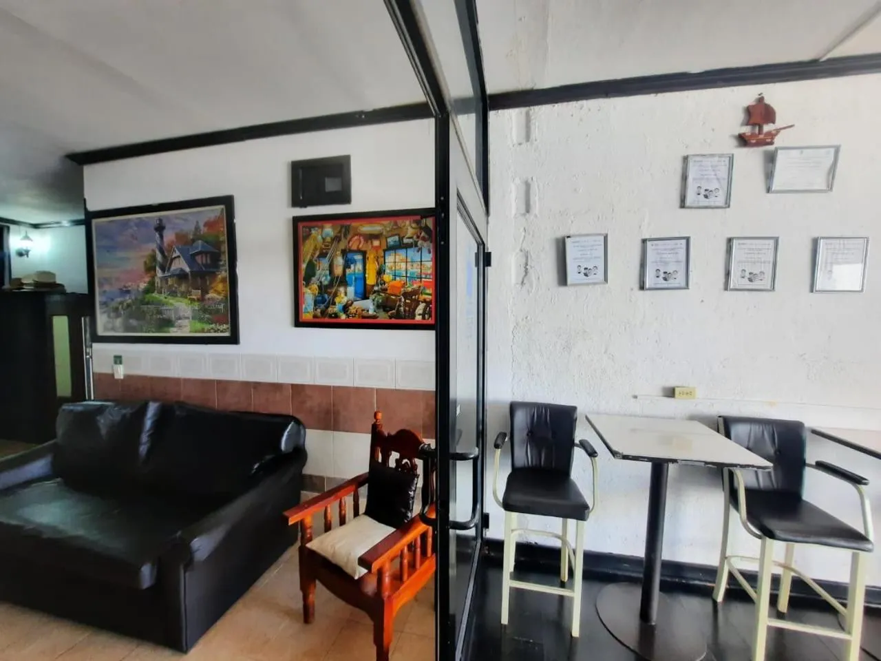 Seating area in Hotel Garcias Suites, Linares